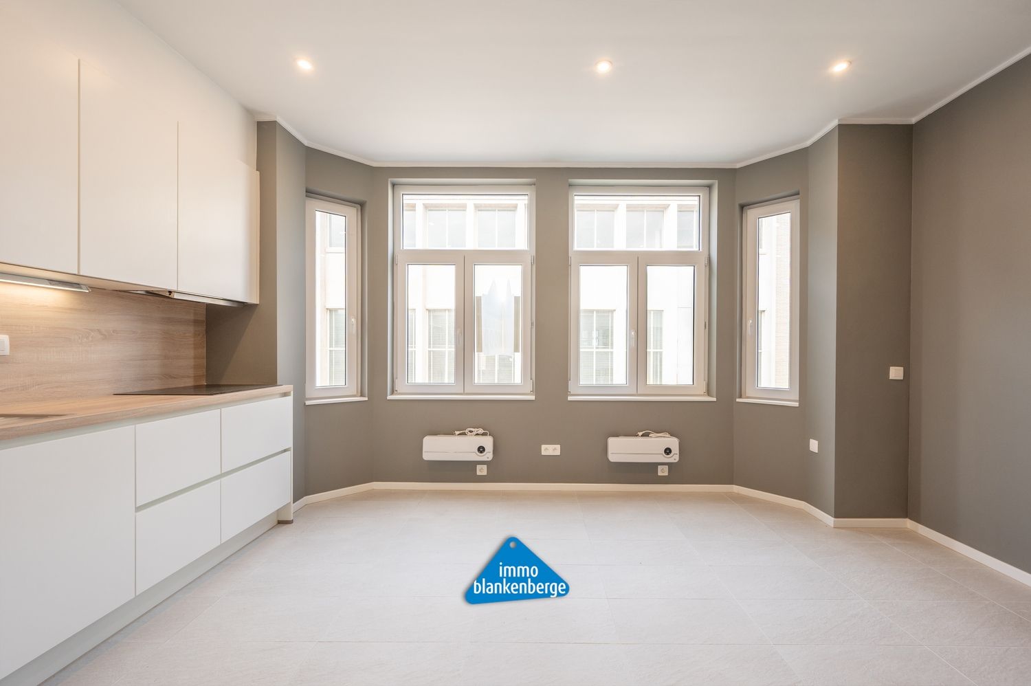 Volledig gerenoveerd duplexappartement nabij het Stationsplein en de Zeedijk foto 3
