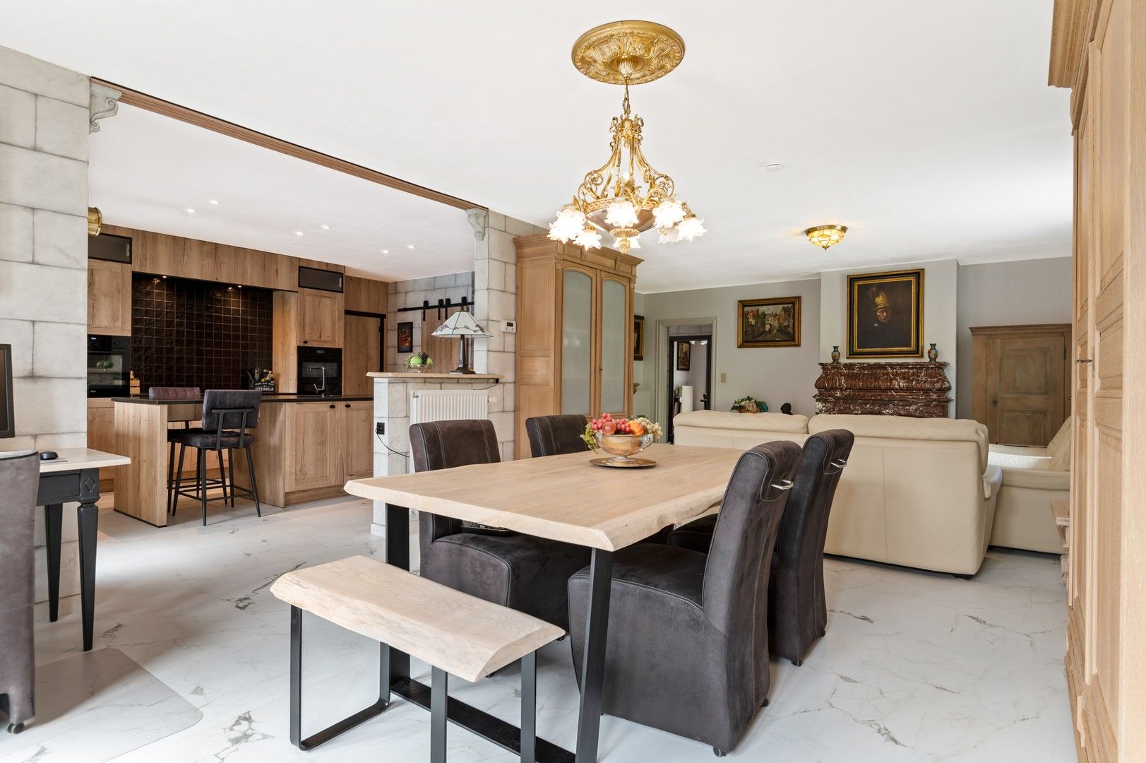 Knappe laagbouwwoning en groot bijgebouw met tuin en zwembad foto 7