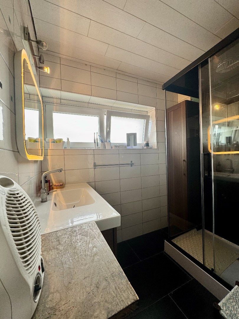 Te koop halfopen woning met garage foto 17
