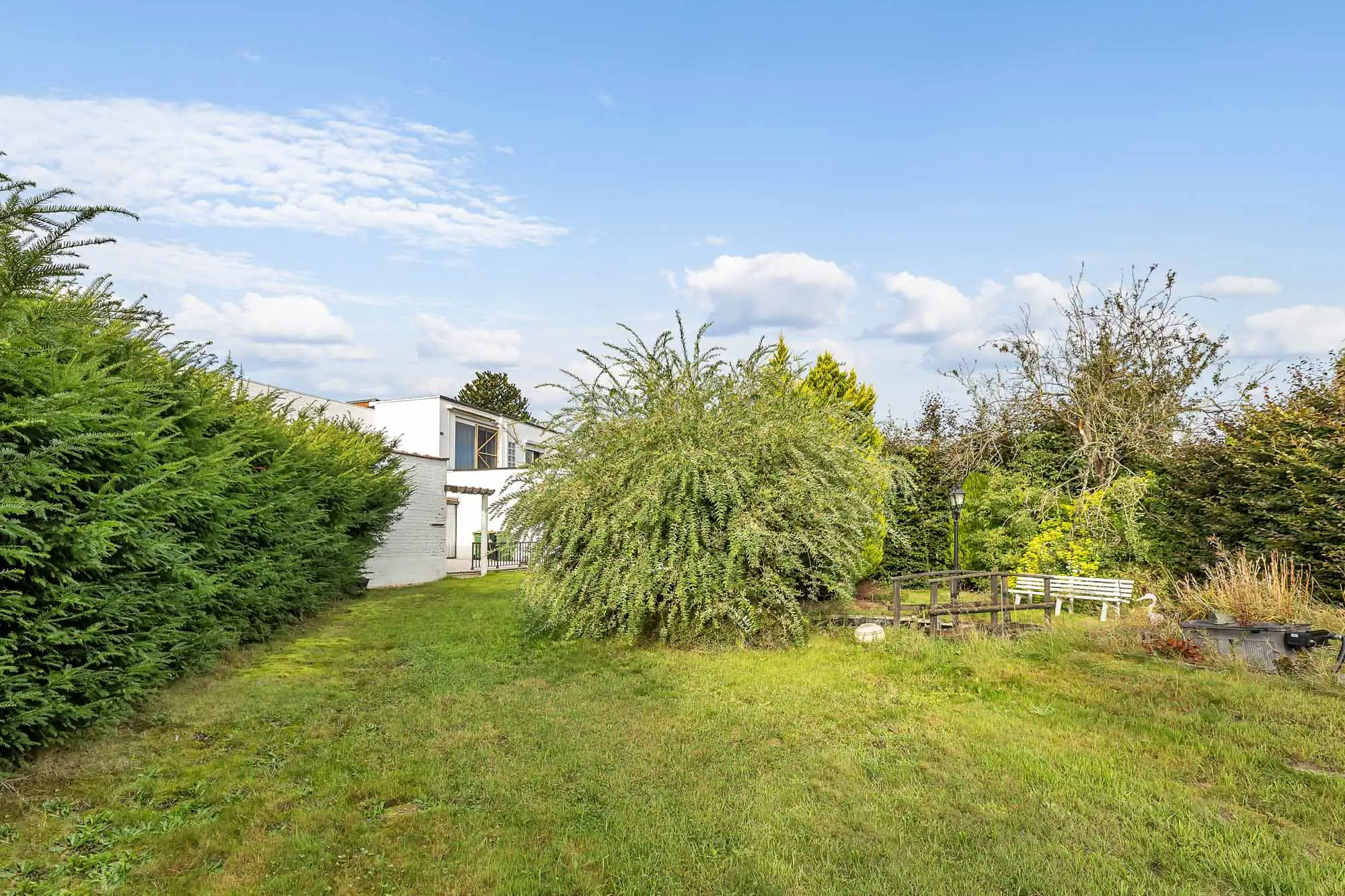 Robuuste woning met ruime garage en tuin foto 25