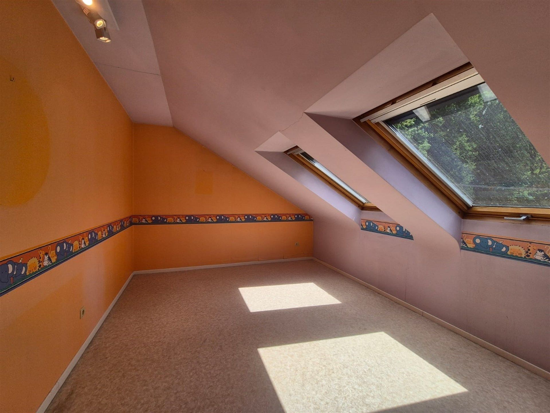 Gunstig gelegen ruime villa in groene omgeving.  foto 24