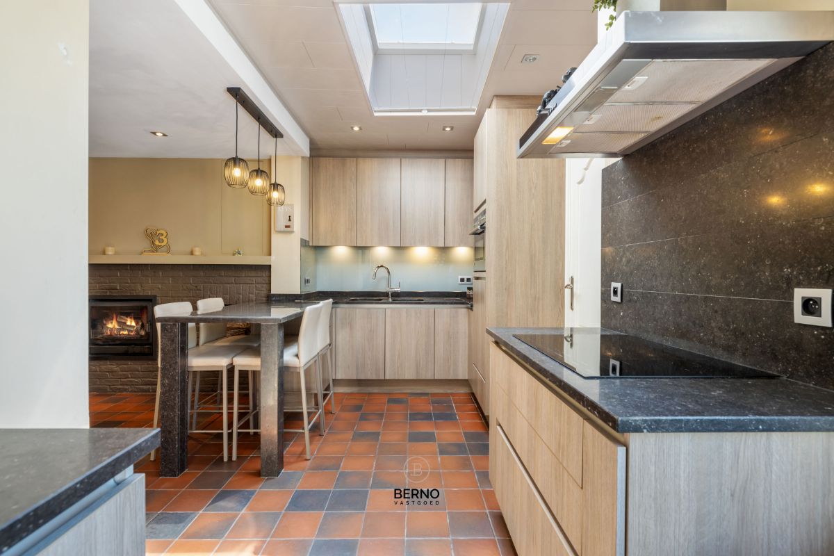 Instapklare rijwoning met 3 slaapkamers, ruime garage en zongerichte tuin. foto 5