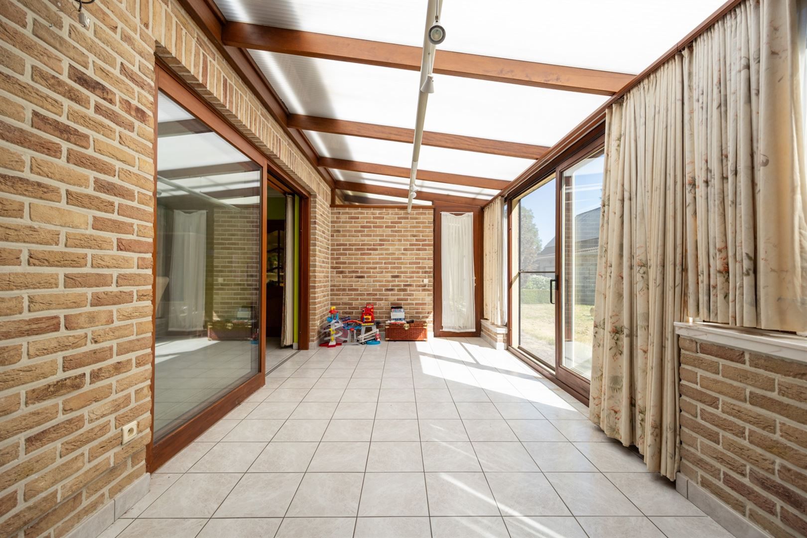 Ruime, lichte villa met bijgebouw op toplocatie.  foto 9