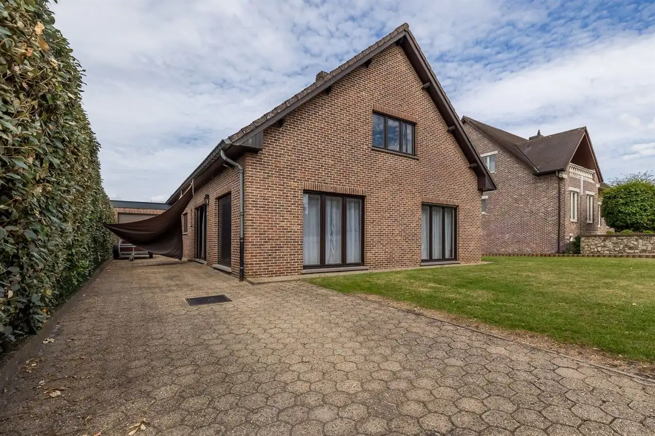 Mooie, ruime villawoning met leuke tuin op rustige locatie foto 2
