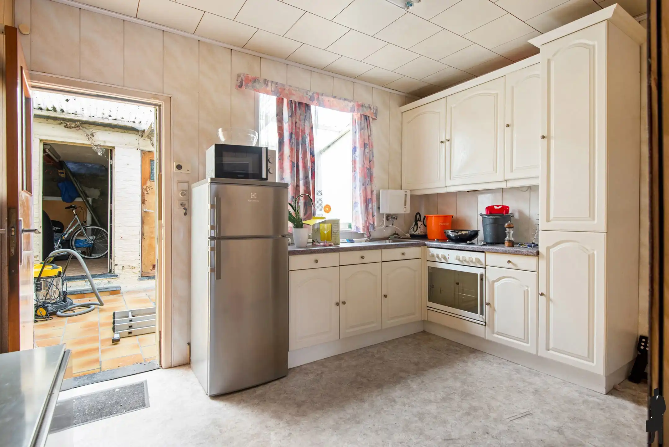 Te renoveren woning pal in het centrum van Hemiksem foto 6