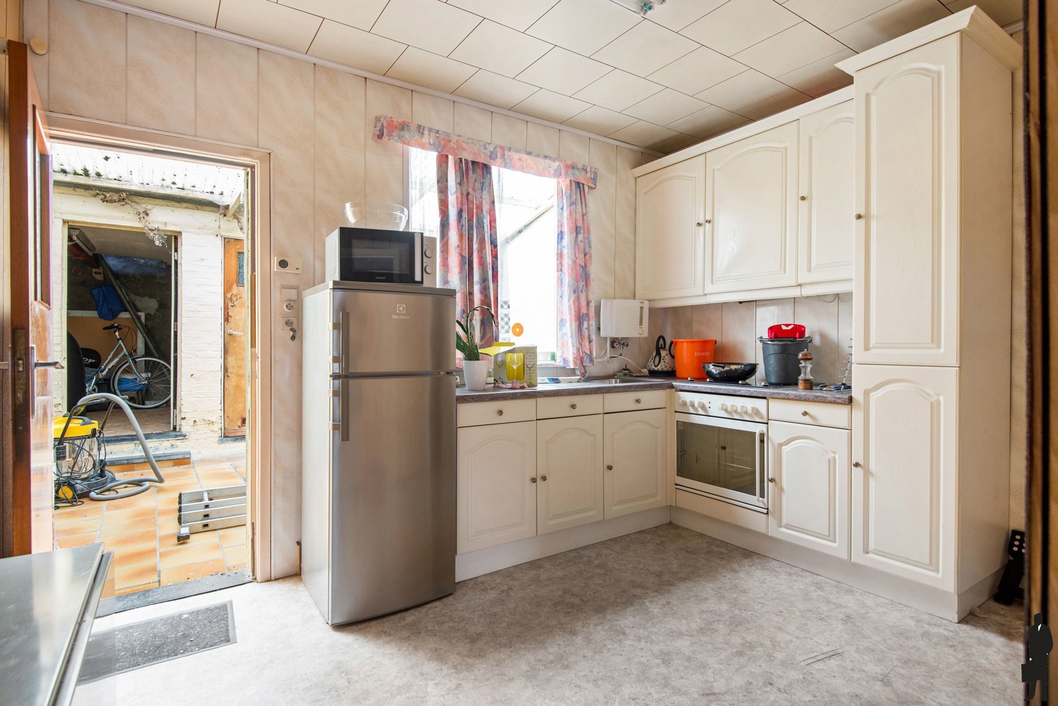Te renoveren woning pal in het centrum van Hemiksem foto 7