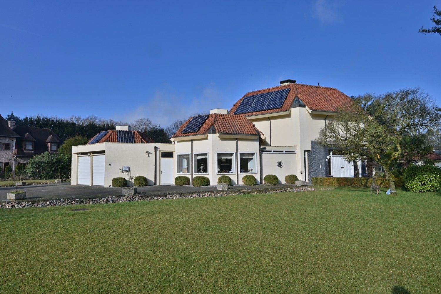 Villa met een uniek, eigentijds ontwerp, fraai gelegen op een perceel van 45a (4.500 m²) in een van de mooiste lanen van Lanaken in villawijk Goudkust te Neerharen foto 25