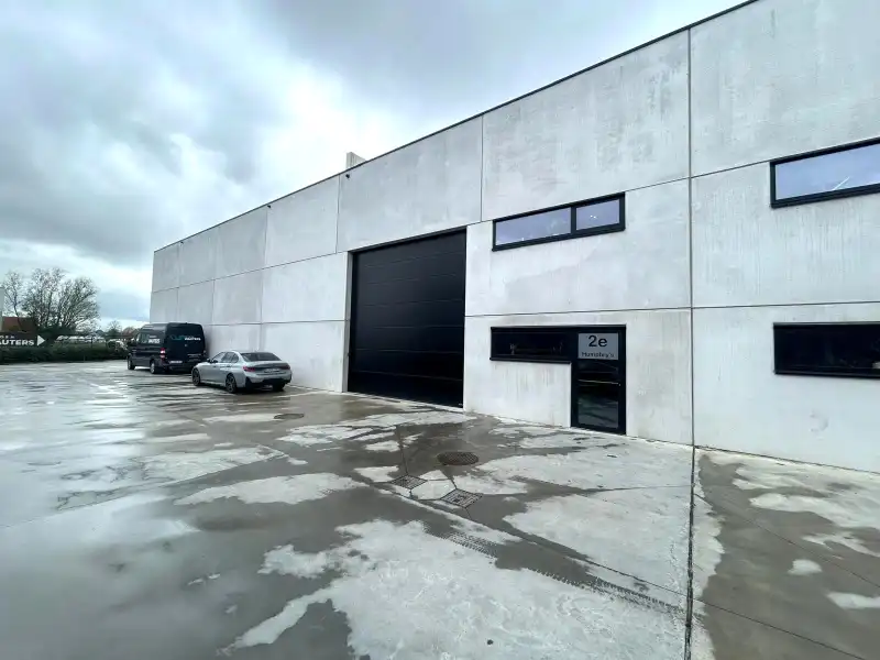 KMO-unit van 253 m² met kantoor en parking – topligging!! foto 2