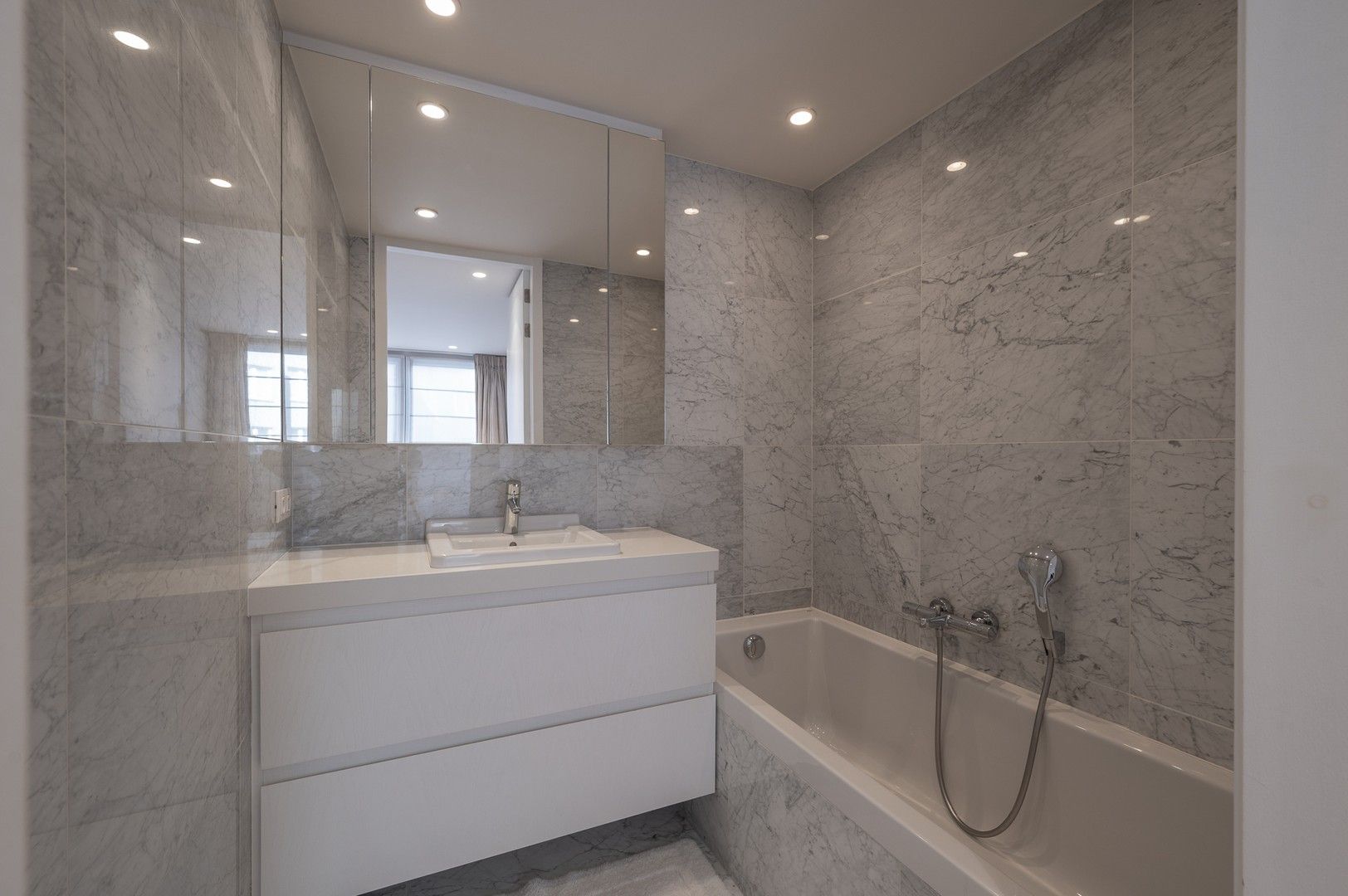 Hedendaags appartement genietend van een open zicht, centraal gelegen op de Kustlaan in het Zoute. foto 13