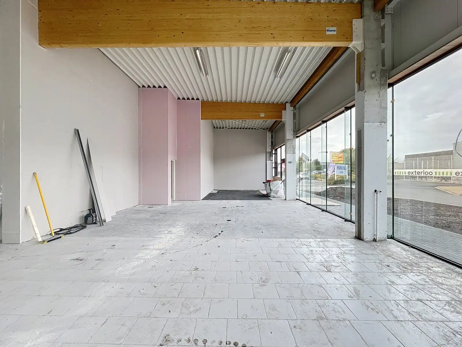Vernieuwde baanwinkel (450m²) te huur in hét bruisende MAMMOETCENTER van Roeselare ! foto 4