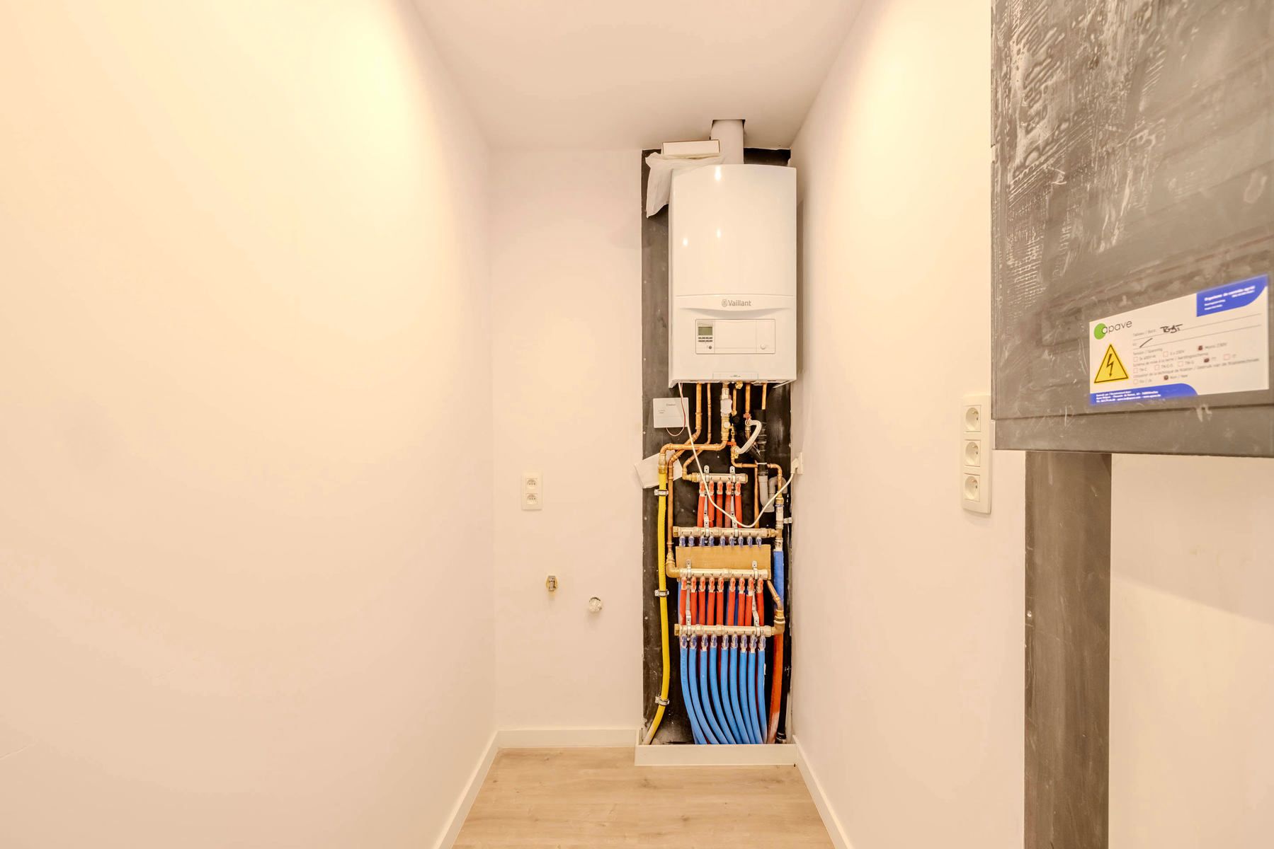 Gerenoveerde woning met 3 slpk, tuin en parking foto 17