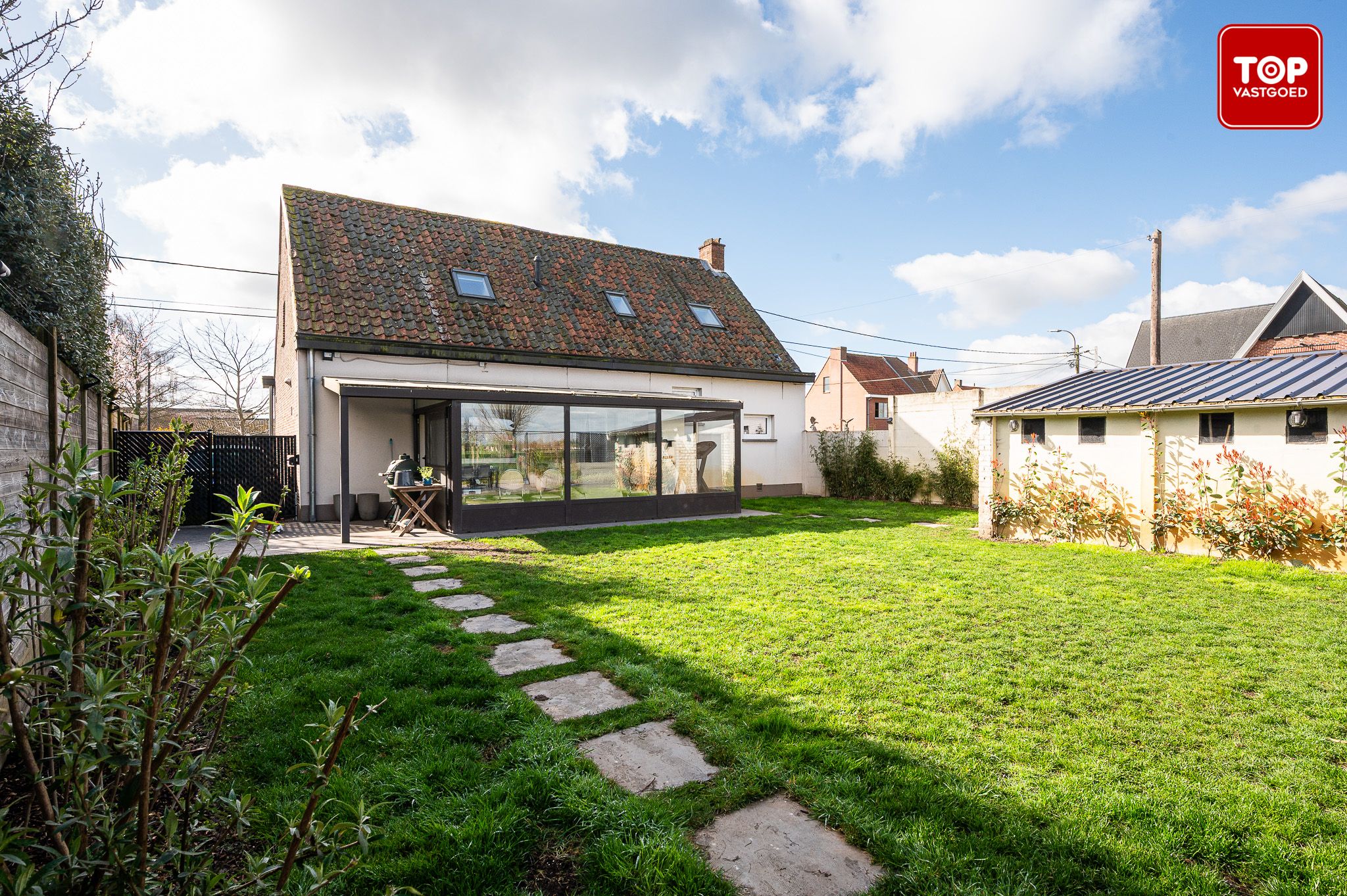 instapklare woning met zicht op uitgestrekte velden foto {{pictureIndex}}