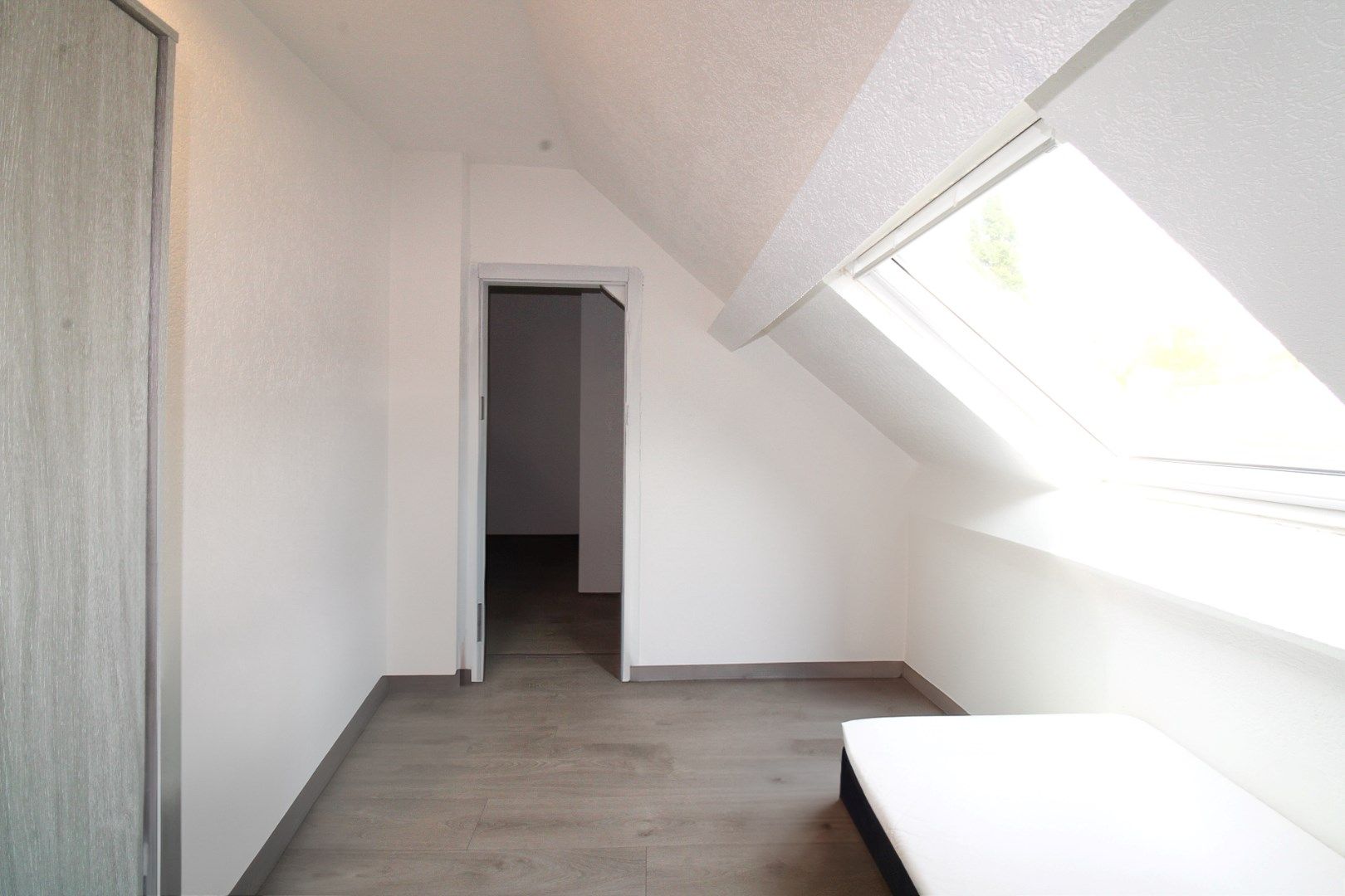 Verrassend ruime gezinswoning met energielabel B, vier slaapkamers en een uitgestrekte diepe tuin te koop in Sint-Niklaas! foto 22