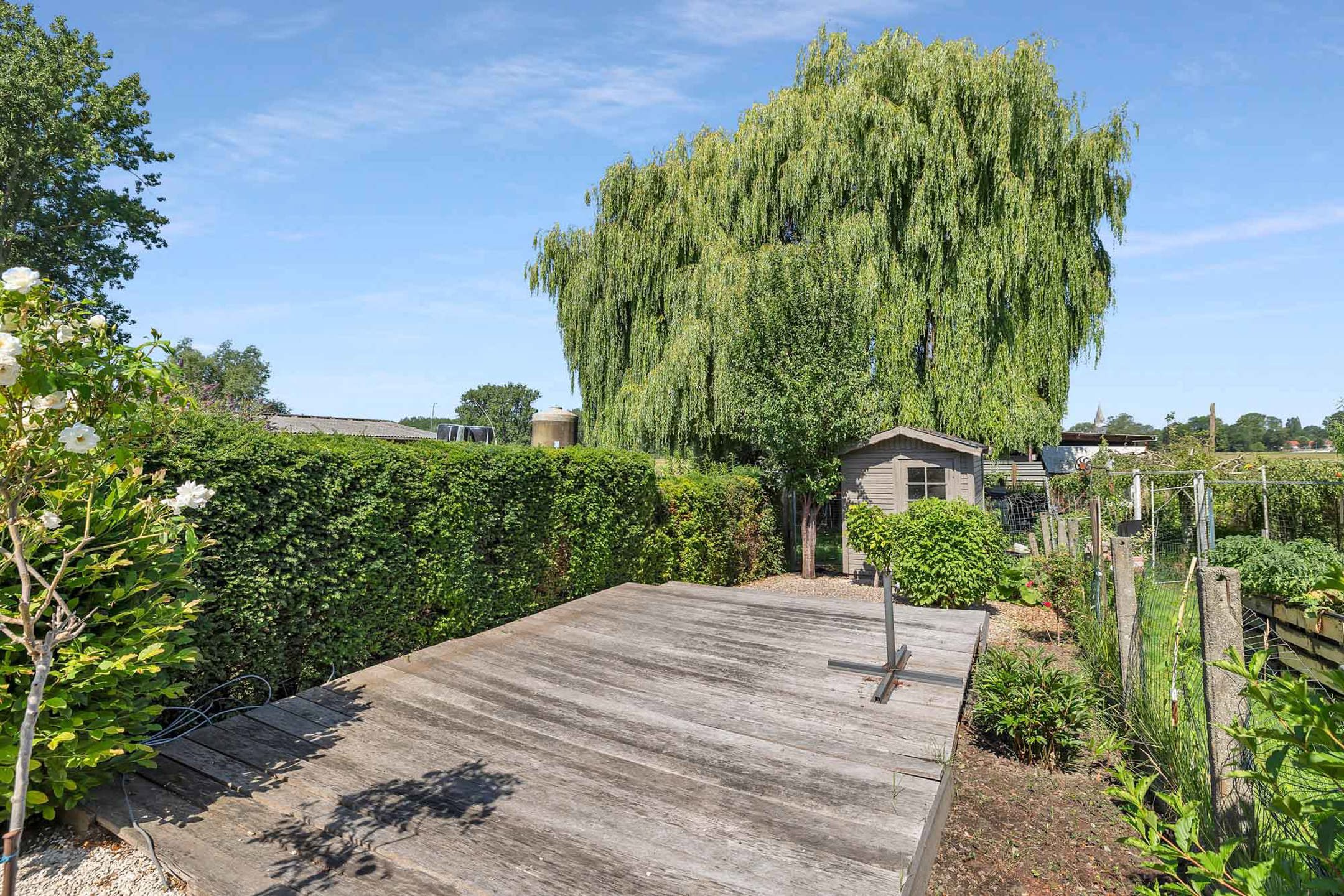 Instapklare woning met garage en tuin foto 28