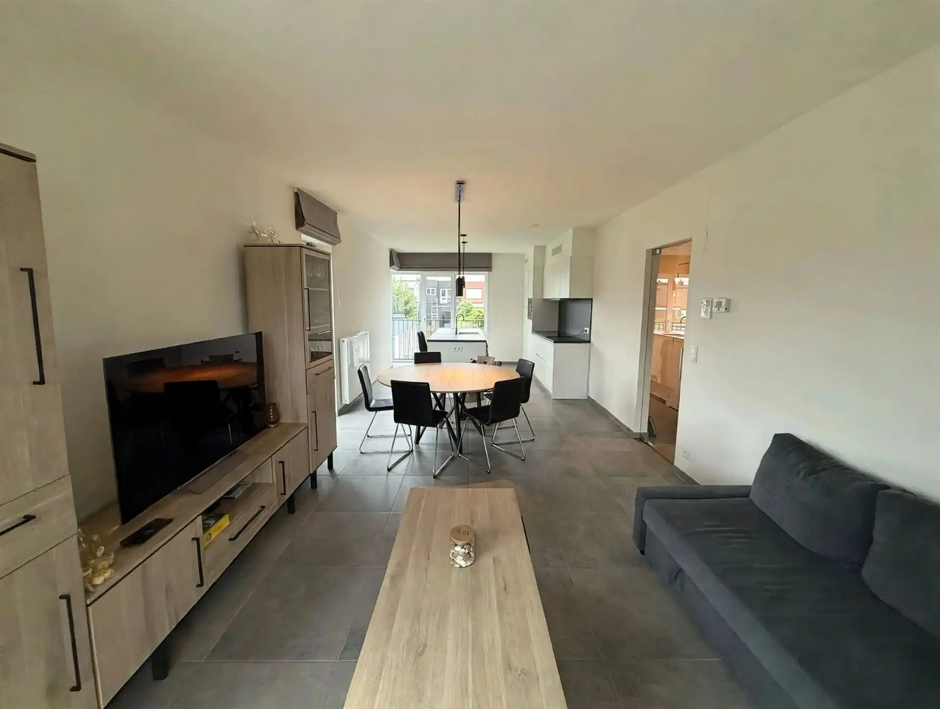 Zeer ruim appartement met 2 slpk en zonnig, ruim terras! foto {{pictureIndex}}
