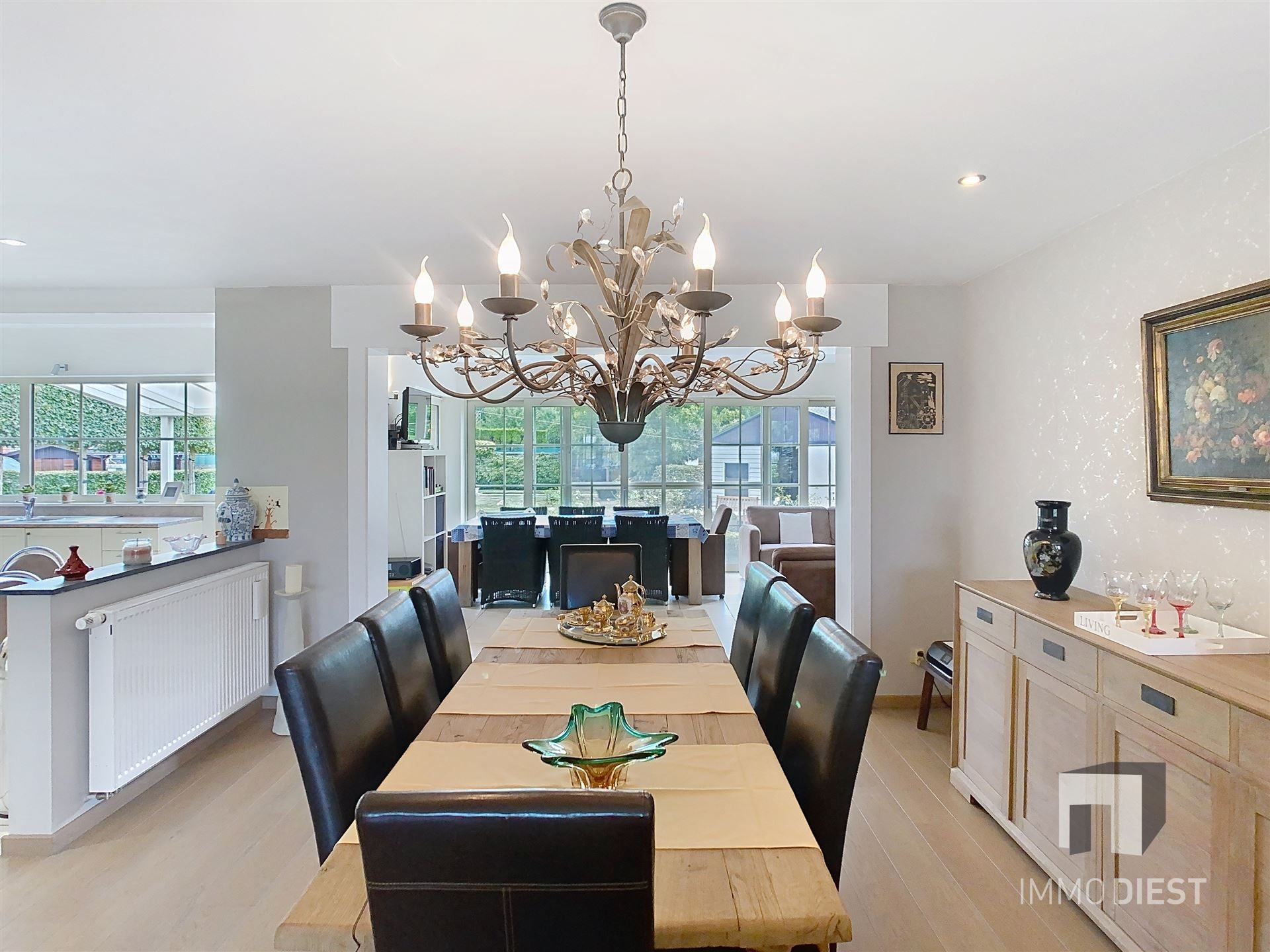 Aantrekkelijke en instapklare woning met 3 slaapkamers en prachtig aangelegde tuin op 12a 77ca. foto 8