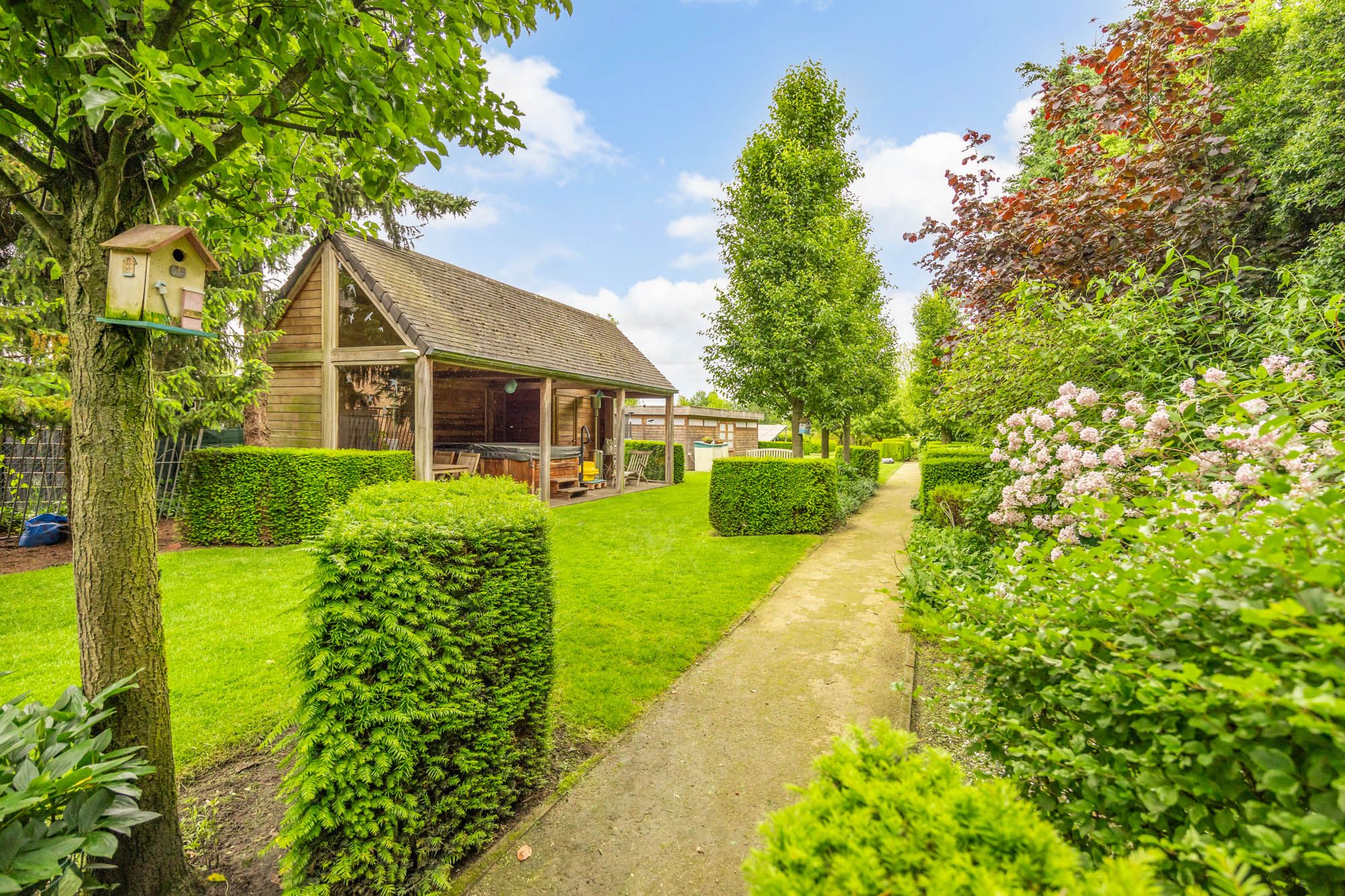 EXTRA RUIME VILLA MET EEN PRACHTIG LICHTRIJKE LEEFRUIMTE, RUIME KEUKEN, 4 SLAAPKAMERS EN EEN PRACHTIG KANTOORGEDEELTE OP EEN RIANT EN CENTRAAL PERCEEL VAN MAAR LIEFST 13A 71CA MET KNAP BIJGEBOUW OP EEN GUNSTIGE LOCATIE NABIJ HET CENTRUM VAN HAMONT! foto 47