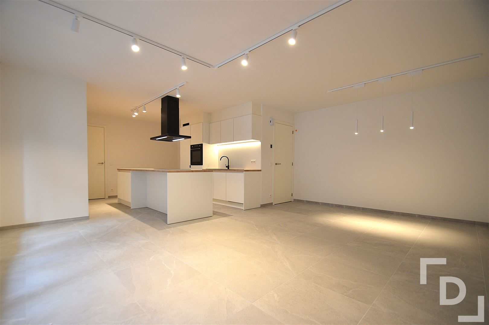 Nieuwbouwappartement van hoogwaardige afwerking met staanplaats te huur in centrum Ieper foto {{pictureIndex}}