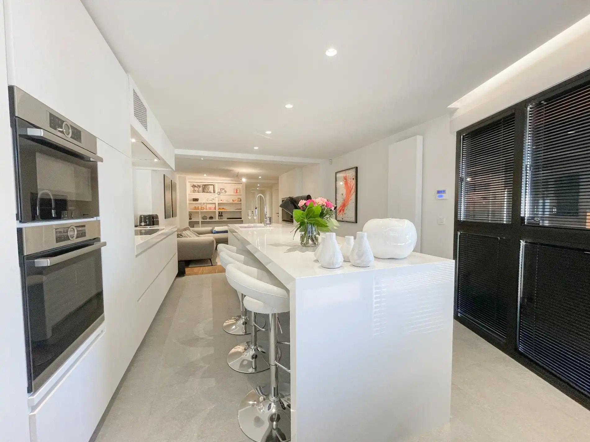 Stijlvol, instapklaar appartement met een ruim terras gelegen aan het Lichttorenplein op enkele passen van de zee. foto 8