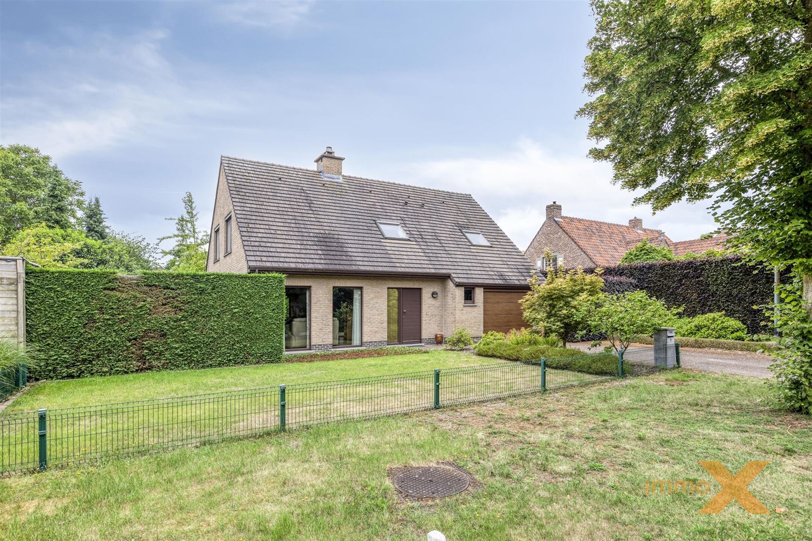 Hoofdfoto van de publicatie: OP TE FRISSEN RUIME VILLA MET GROTE TUIN