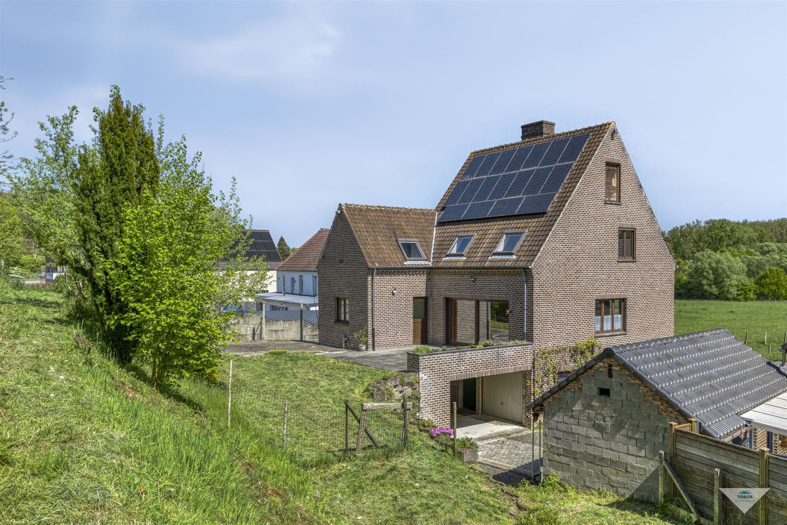 Ruime gezinswoning met 5 slaapkamers te Neerijse foto {{pictureIndex}}