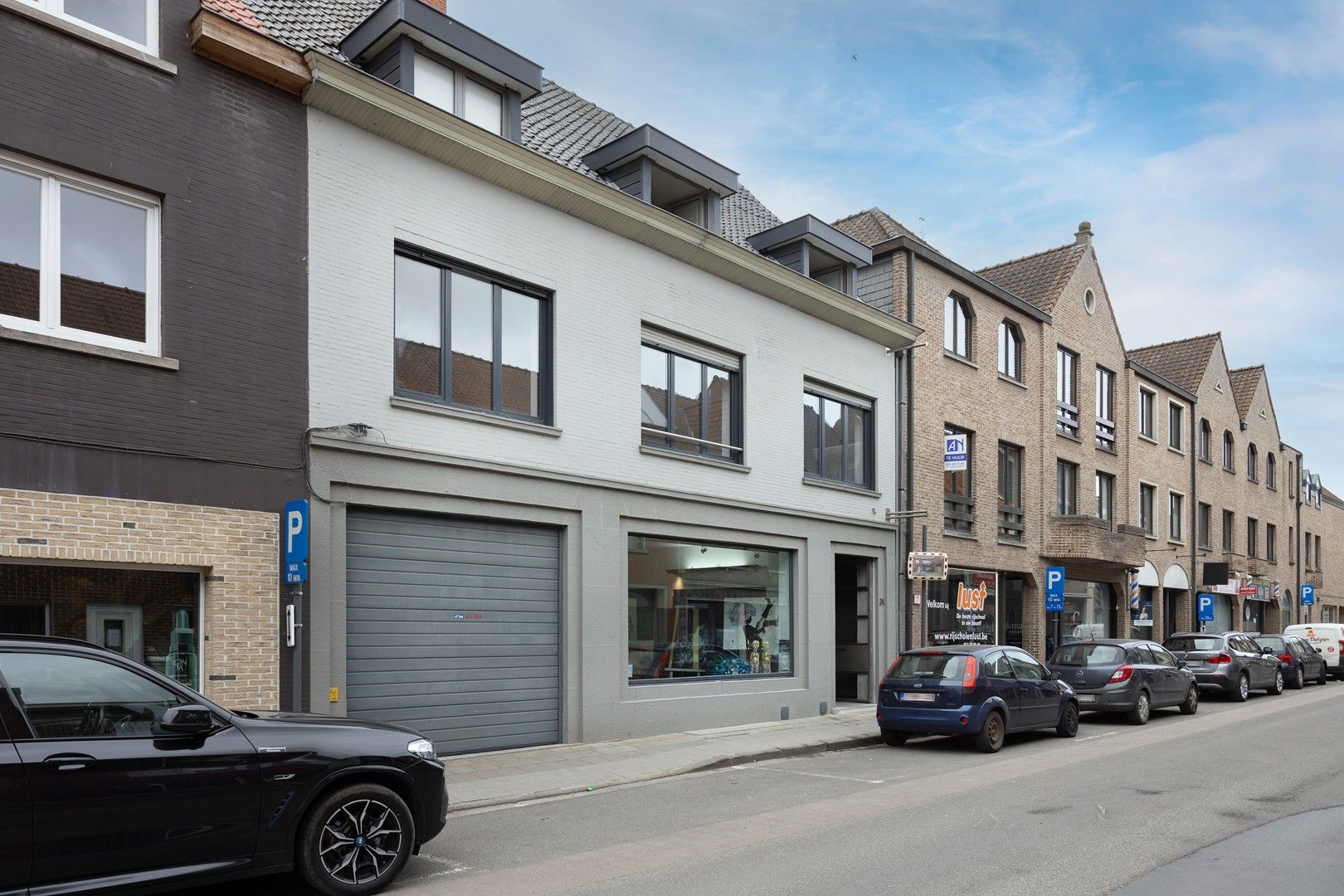 Meergezinswoning met handels/woongelijkvloers en twee extra appartementen centraal Meulebeke. foto {{pictureIndex}}