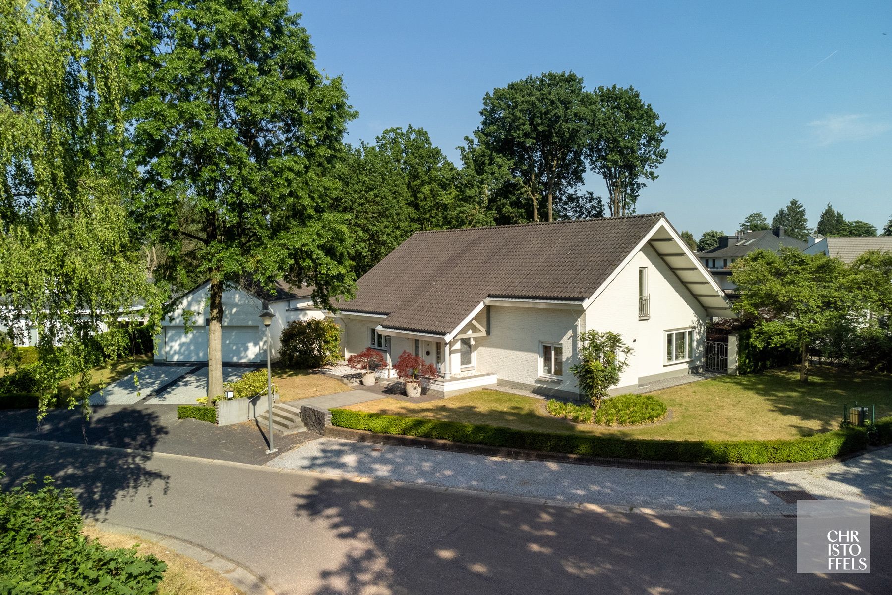Villa met binnenzwembad gelegen in een geliefde villawijk op een perceel van 1.757m² foto {{pictureIndex}}