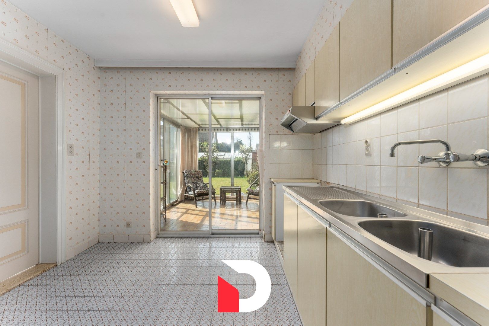 Deze statige halfopen woning is gelegen op een gegeerde en kindvriendelijke buurt te Oostkamp. foto 7
