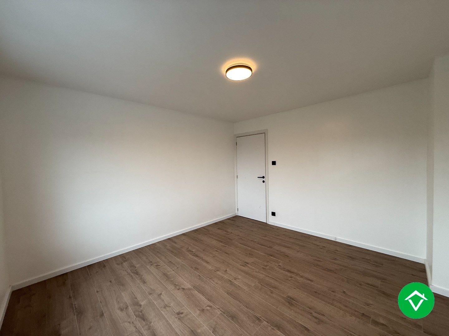 Ruim, gerenoveerde woning met 3 slaapkamers, garage en tuin in een rustige woonwijk te Roeselare! foto 16