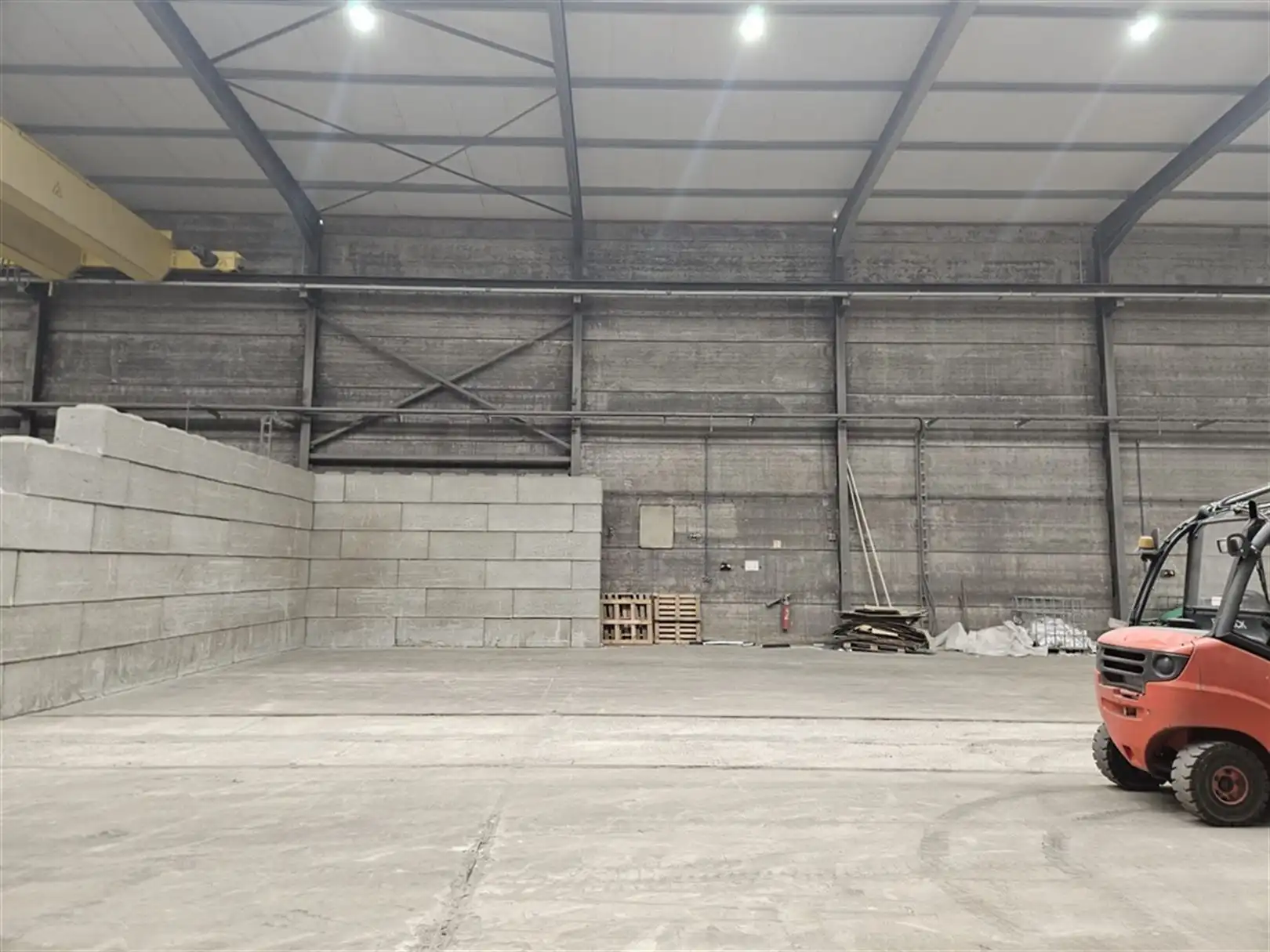 Magazijn met rolbrug en verhard terrein foto 3