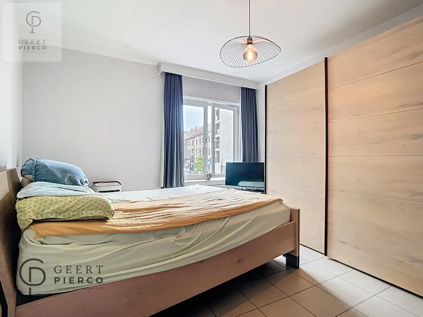 Aan Sint-Anneke 26 bus 101 te Sint-Truiden treffen we dit ruime appartement met drie slaapkamers, twee badkamers en kelder. De centrale ligging (200m van Grote Markt) zorgt voor een optimaal bereik van winkels, station, scholen en eveneens de groene omgeving van de stadsvesten en het stadspark. foto 25