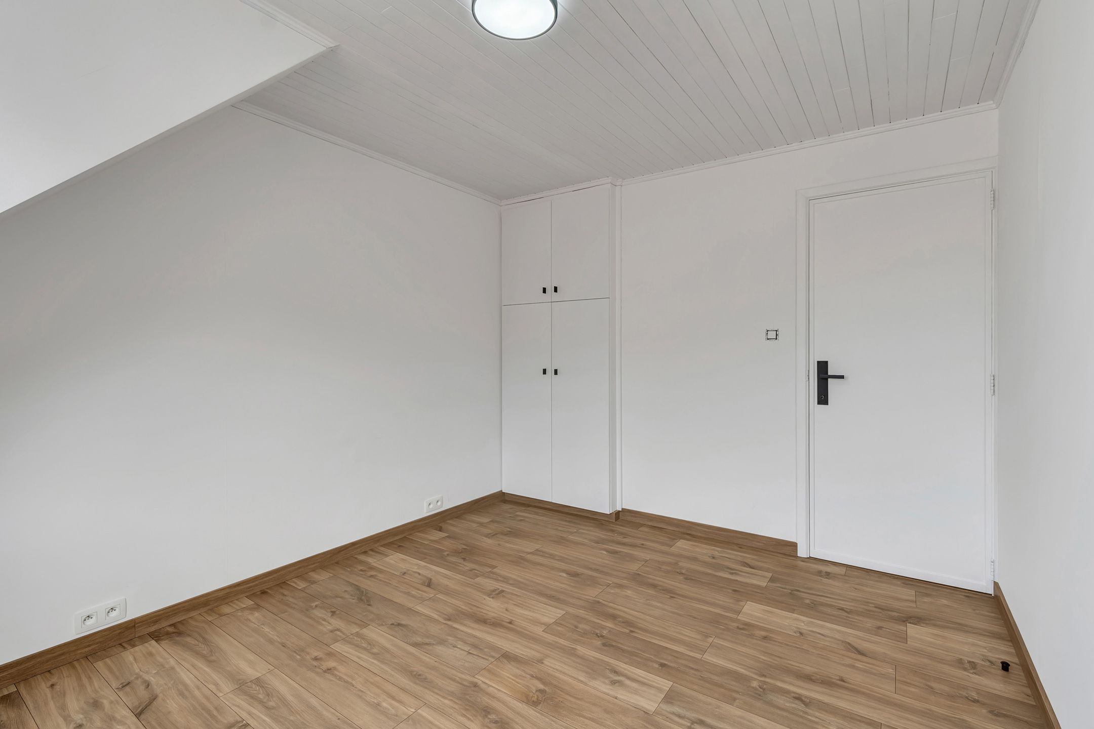 Gerenoveerde woning met 4 slaapkamers en 2 badkamers.  foto 16