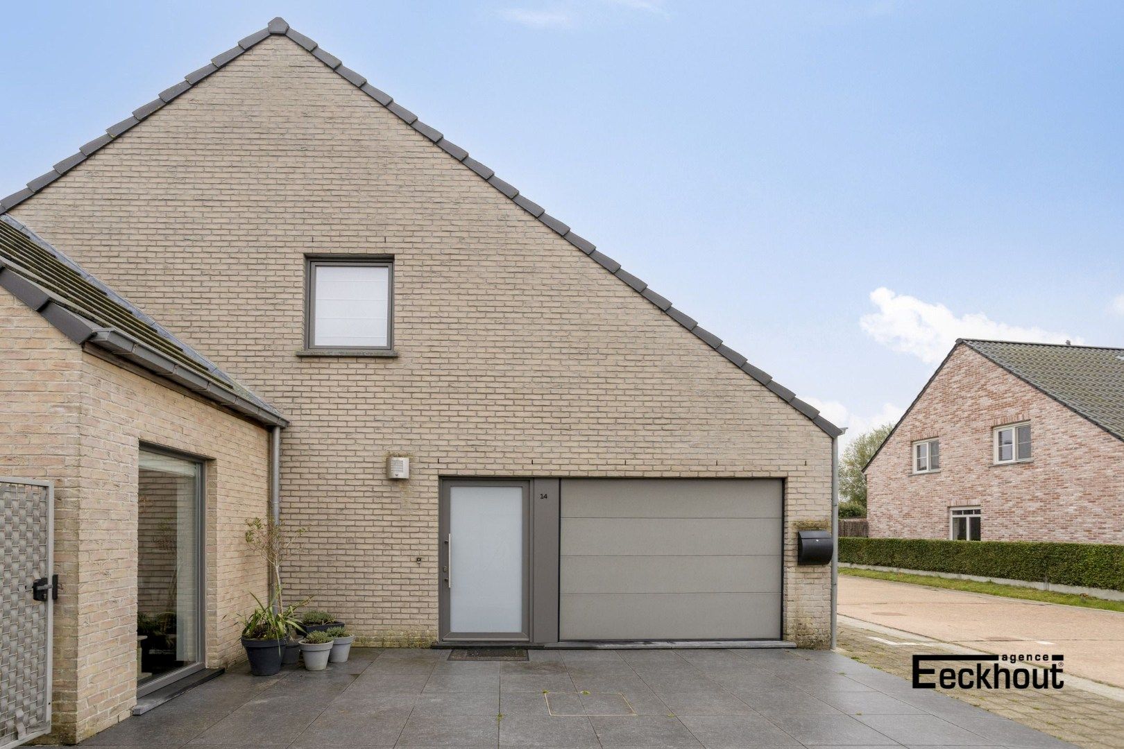 Prachtige halfopen woning met grote tuin en garage in gegeerde wijk 'Baanhof'. foto 2
