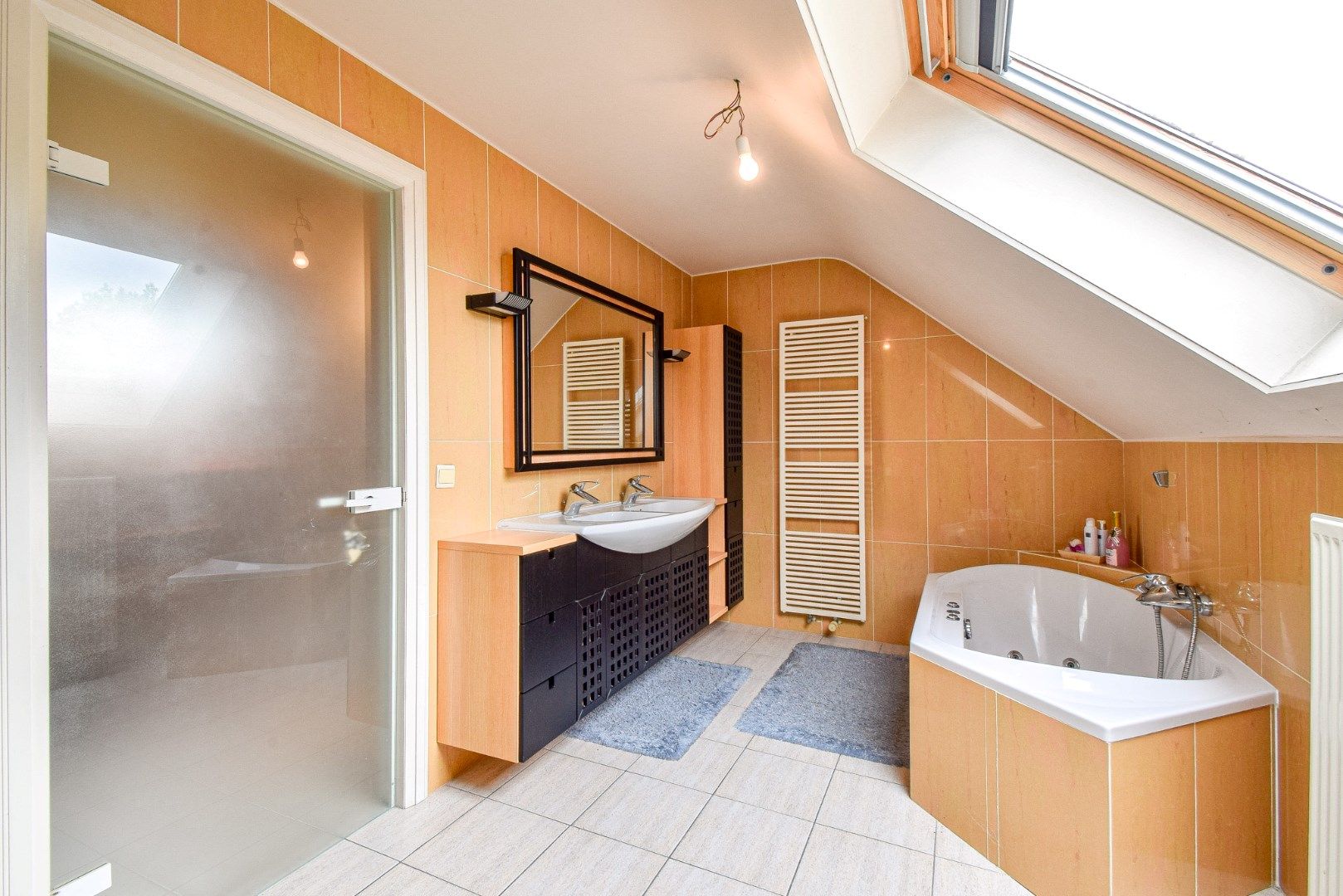 Verzorgde woning met 4 slaapkamers, garage en mooie tuin foto 18