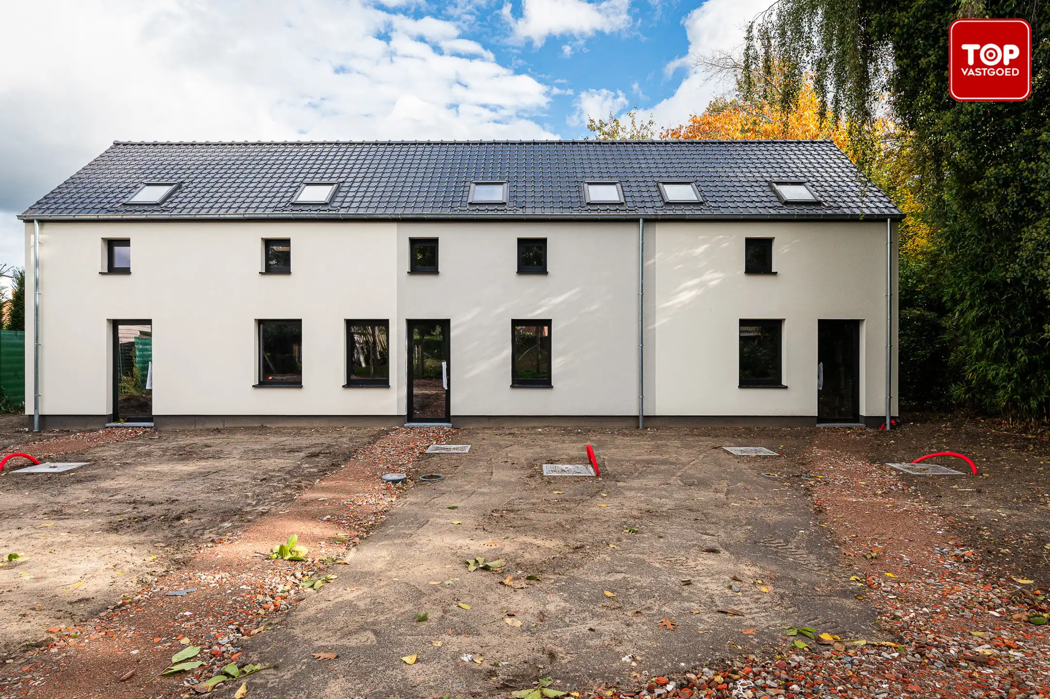 Gesloten bebouwing op een rustige locatie foto 2