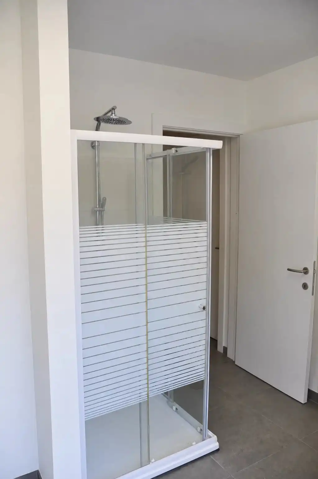 VERRASSEND RUIMEWONING MET 3 SLPK'S  MET ZONNEPANELEN OP CENTRALE LIGGING IN LUMMEN foto 11