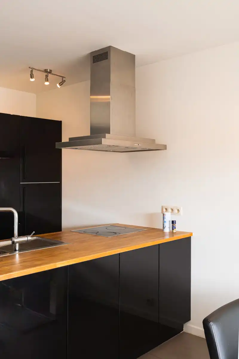 Instapklaar gelijkvloers appartement met tuin en carport foto 8