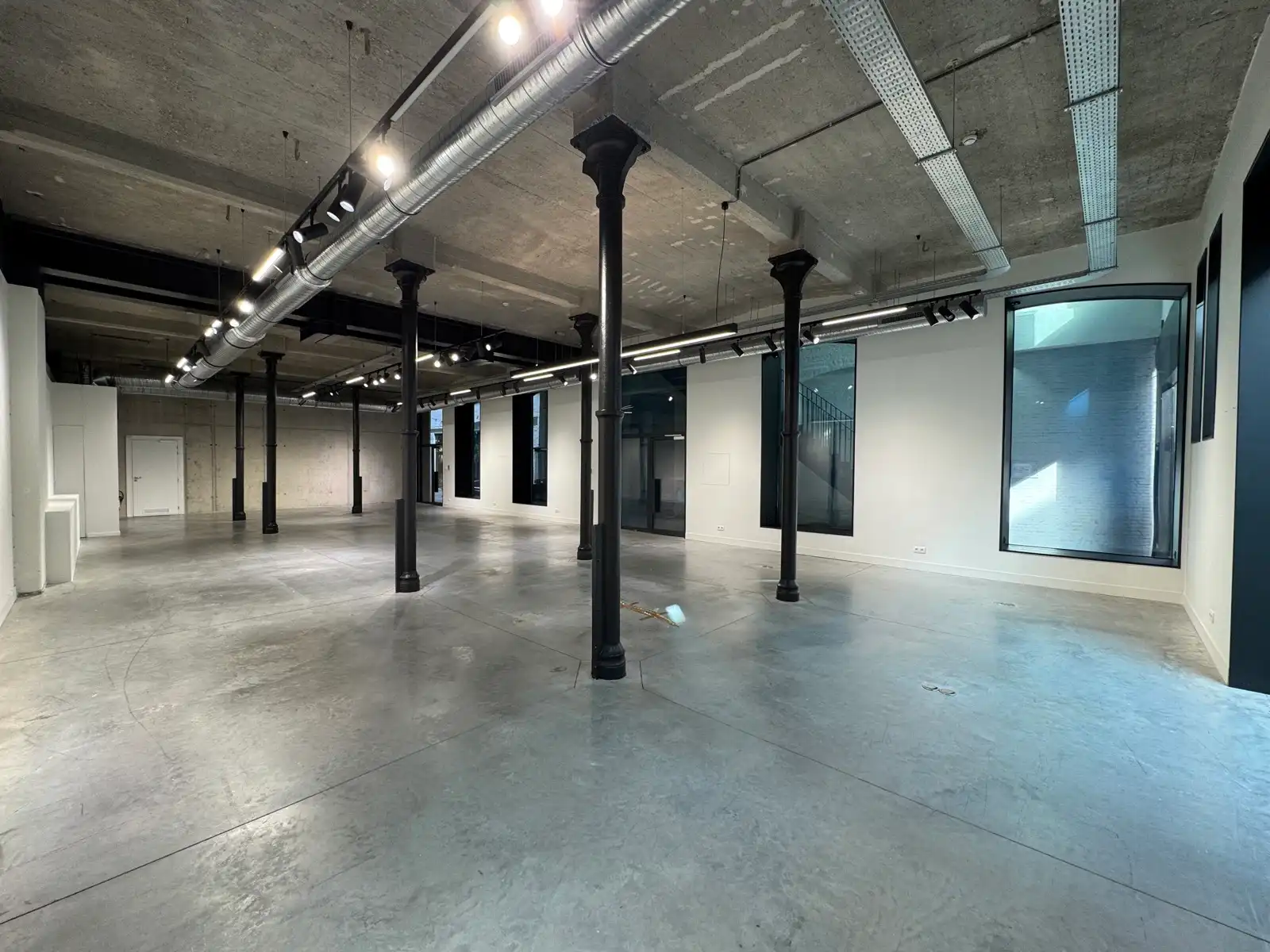 Industriële showroom in hartje Antwerpen foto 8