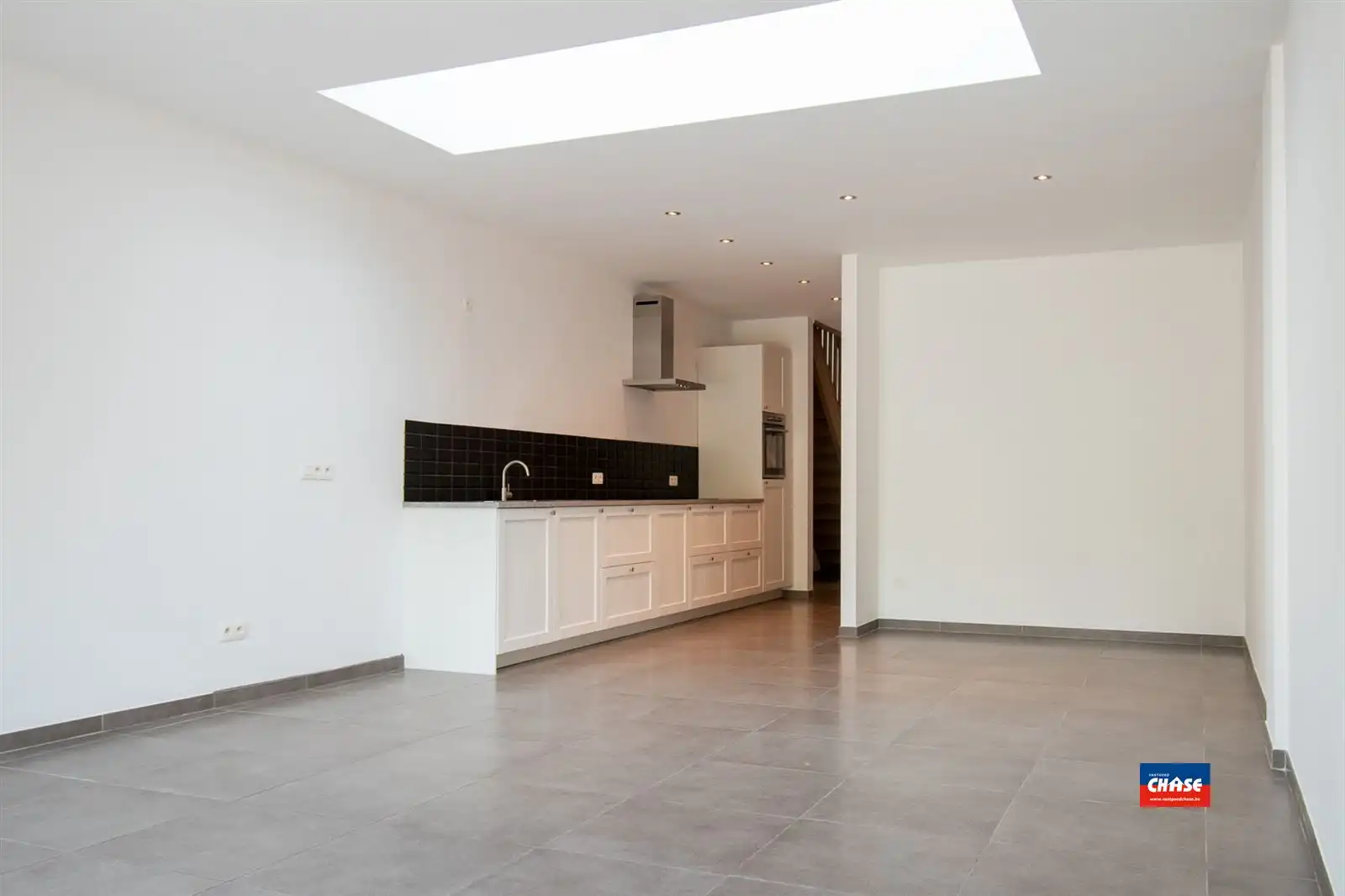 Gerenoveerde rijwoning met 3 slpks en grote tuin foto 2