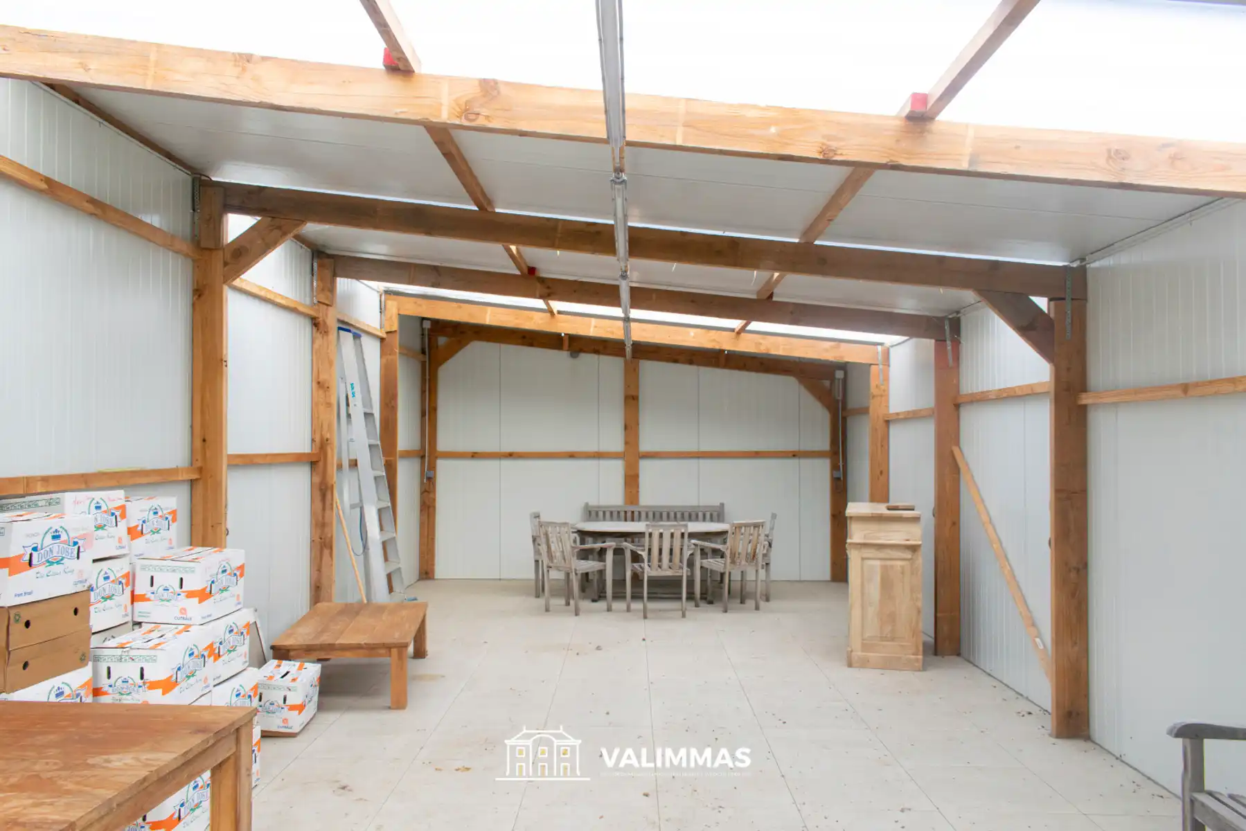 Ruime, nog te renoveren hoeve met tuin, garage & bijgebouwen foto 13