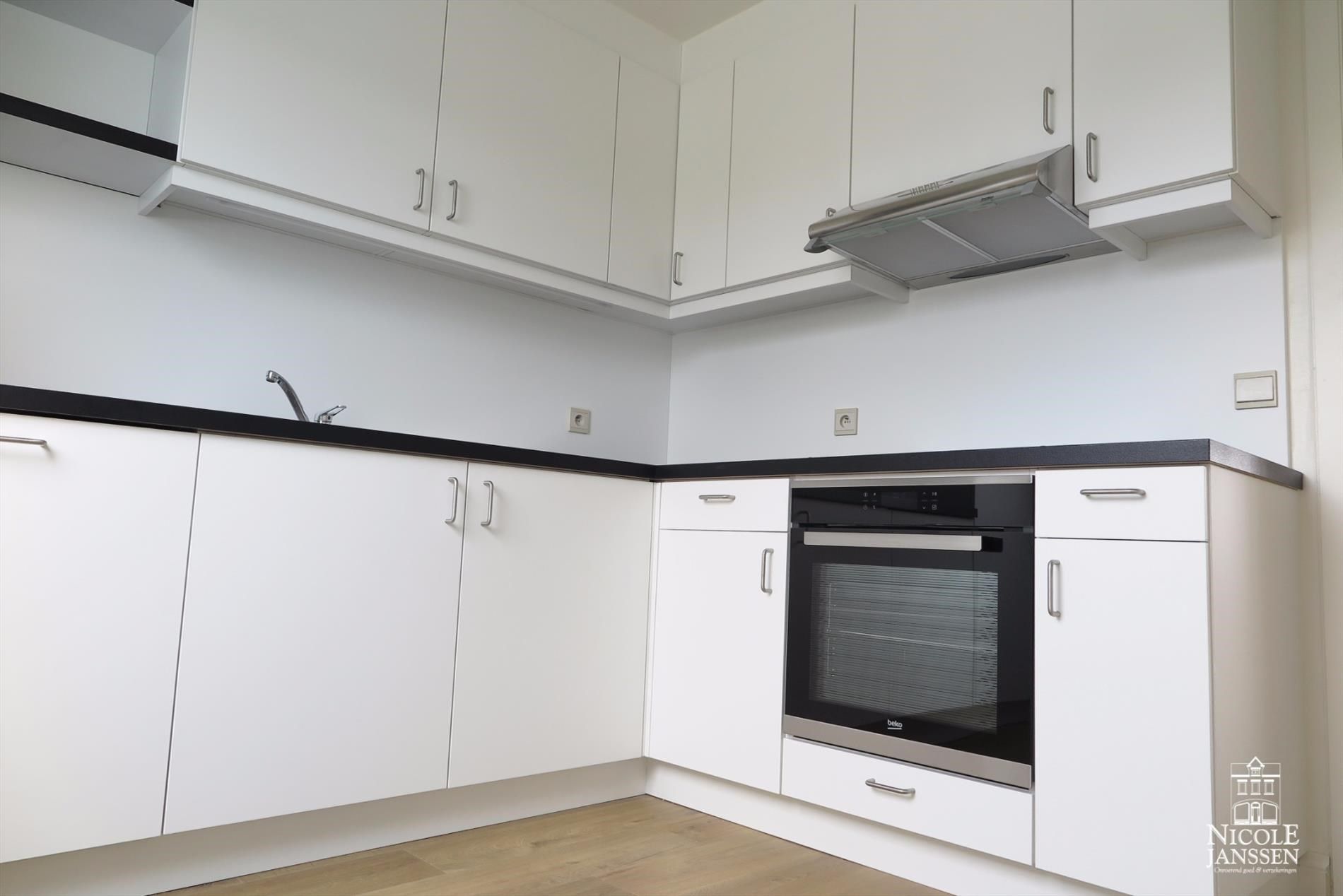 Duplex-appartement met 1 à 2 slaapkamers, terras, autostandplaats en lift in het centrum van Maaseik foto 4