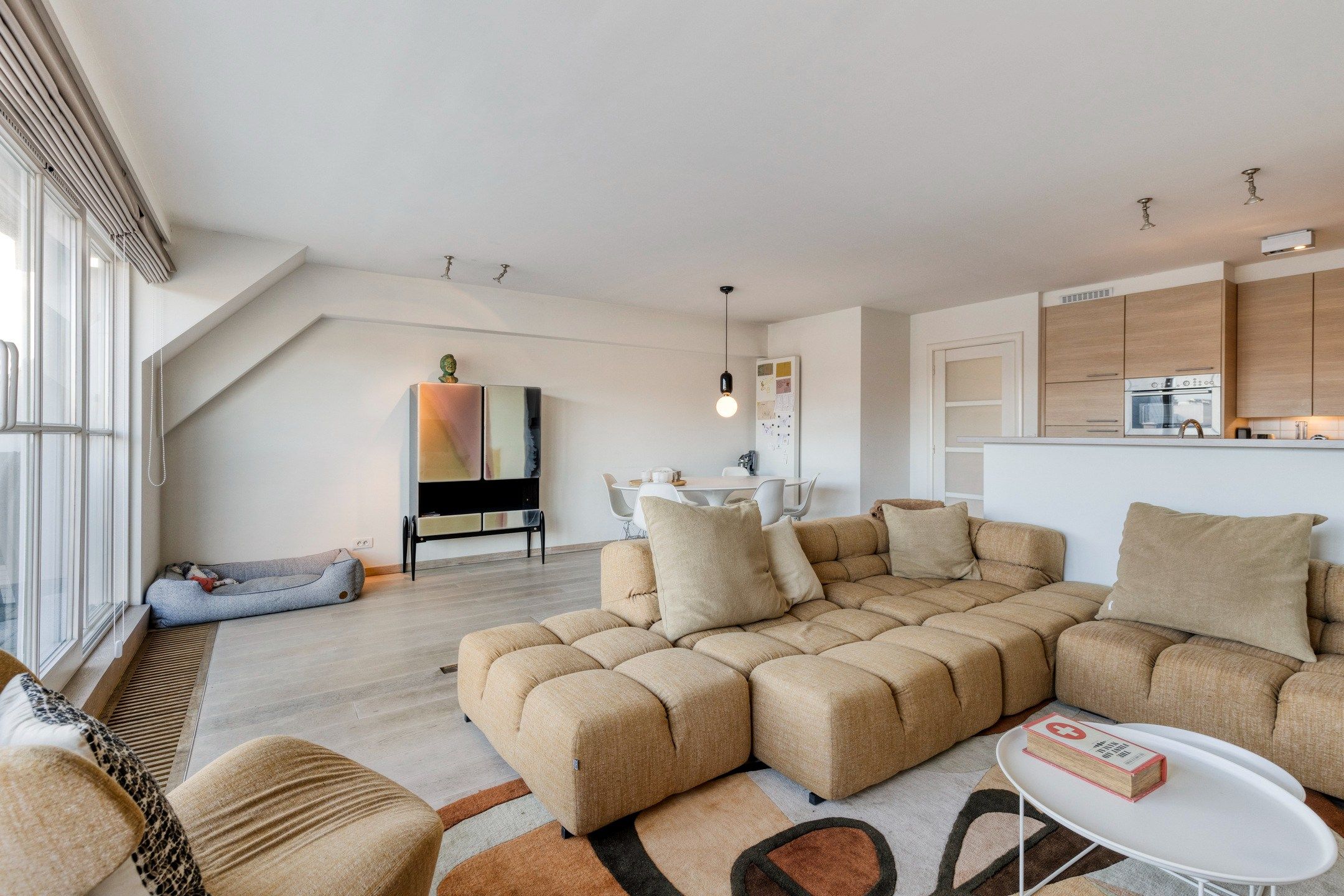 Instapklare duplex gelegen op slechts enkele passen ven het Van Bunnenplein en de zeedijk. foto 3