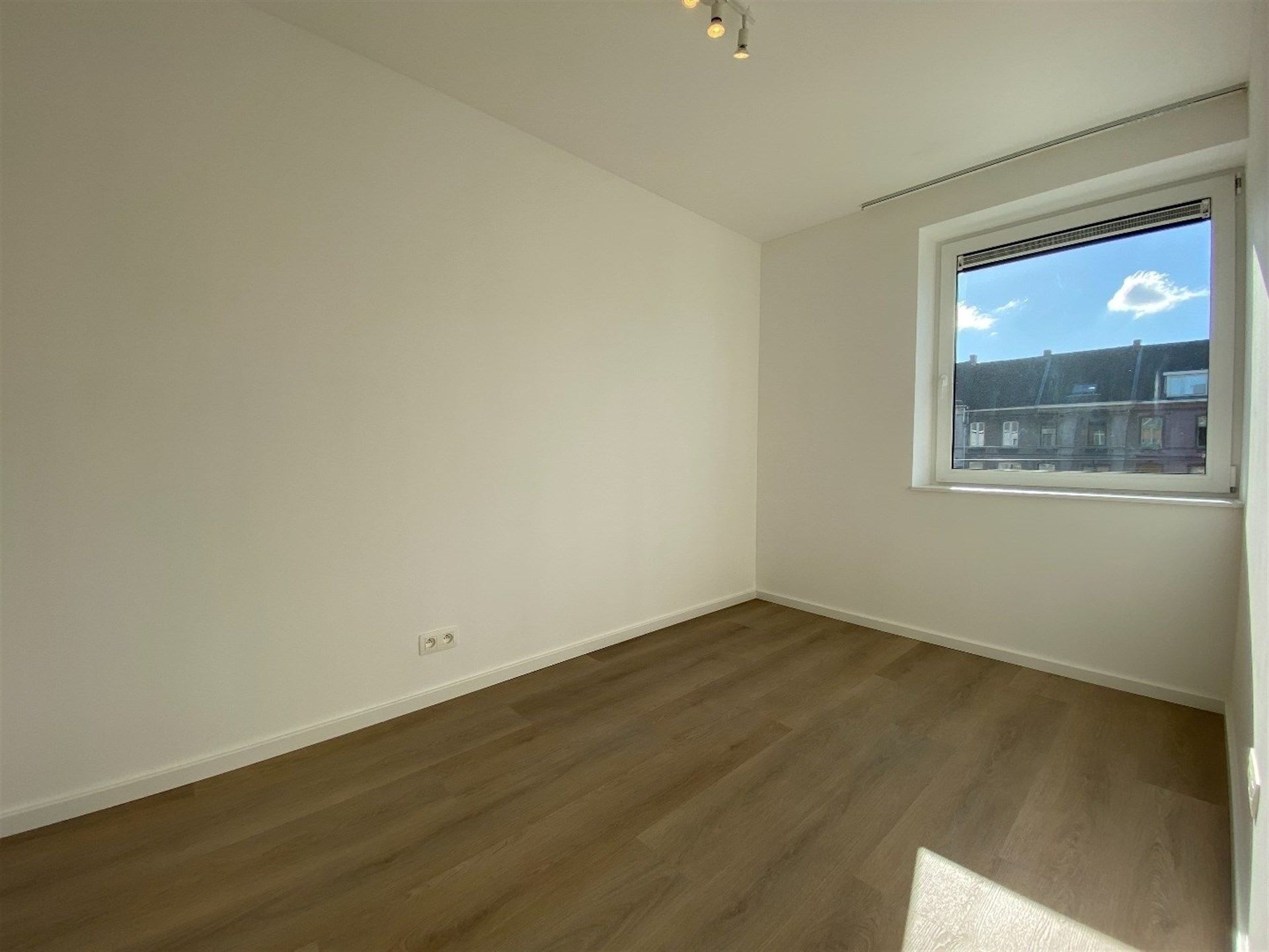 Totaal gerenoveerd, energiezuinige 2 slaapkamer appartement met terras. foto 14