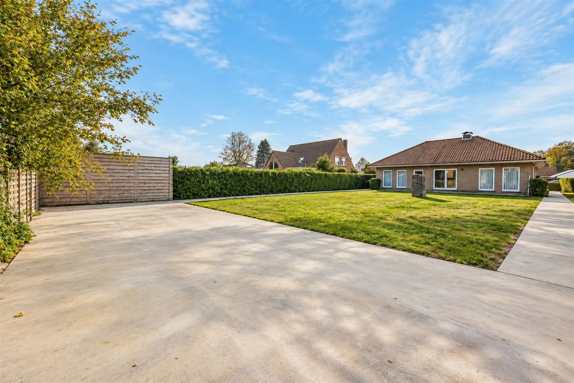 Ruime gelijkvloerse villa met garage en grote tuin foto 4