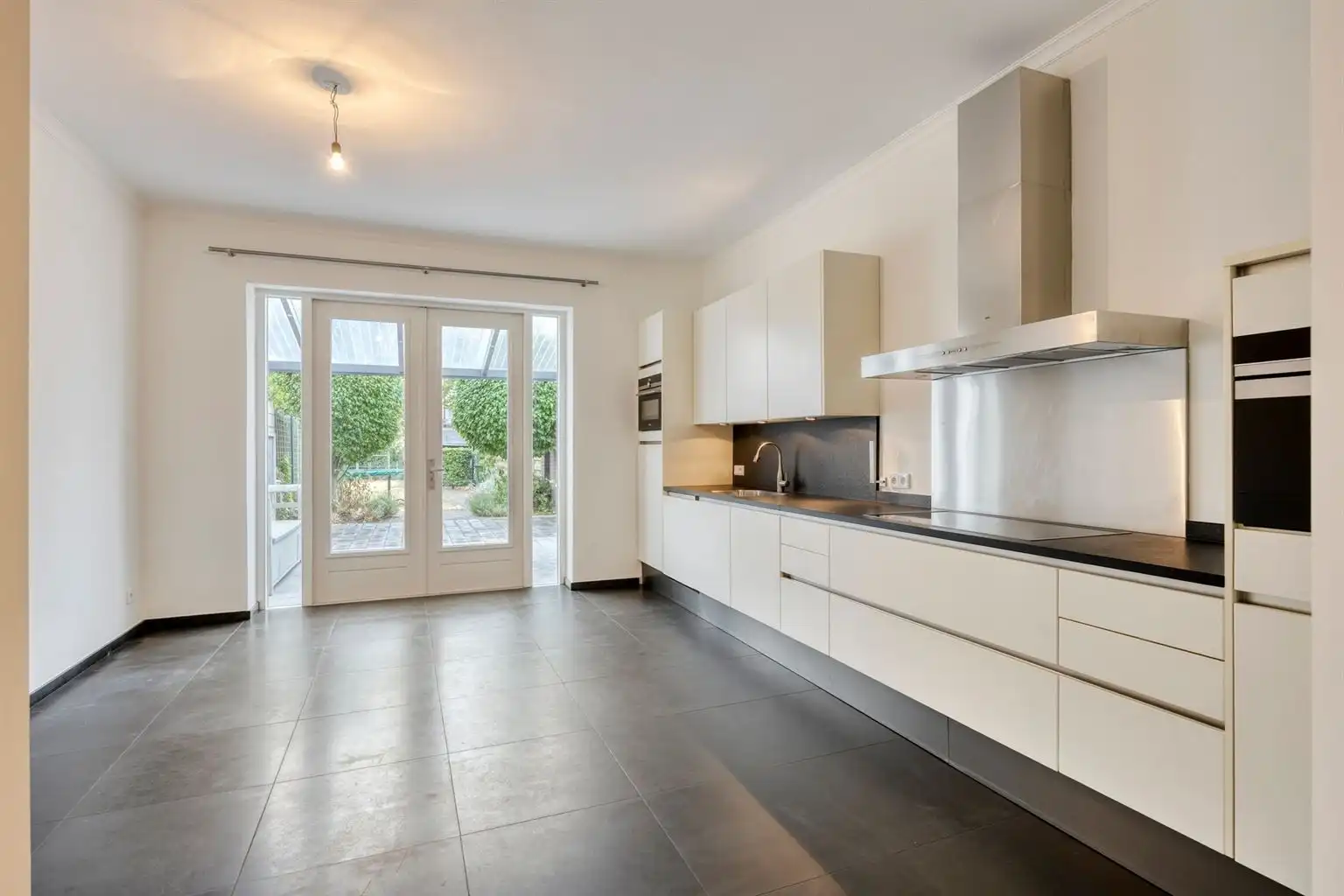 Prachtig gerenoveerde stadswoning met 3 slaapkamers en zuidgerichte tuin, op wandelafstand van het centrum van Maaseik. foto 8