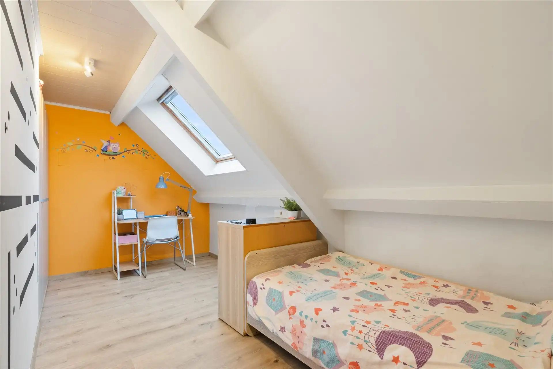 Zeer ruime halfopen bebouwing met 4 slaapkamers, oprit en garage, vlakbij centrum te Zele. foto 19