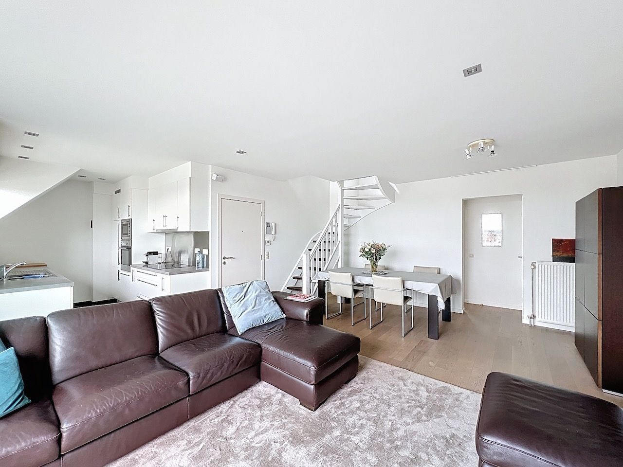 Duplex dakappartement met twee slaapkamers en een mooi, zuidgericht terras – Graaf d'Ursellaan foto 6
