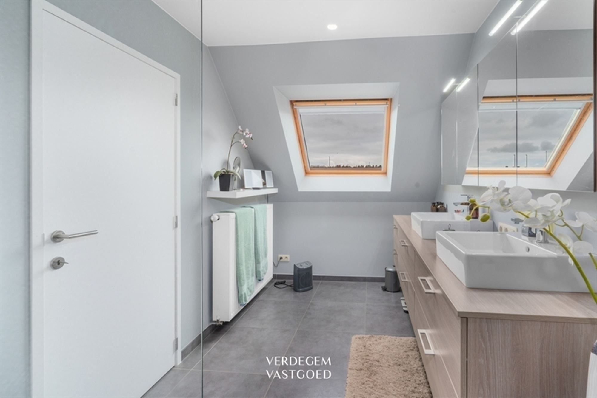 Instapklaar en knap afgewerkte woning met 2 garages, geniettuin en atelier/praktijk foto 15