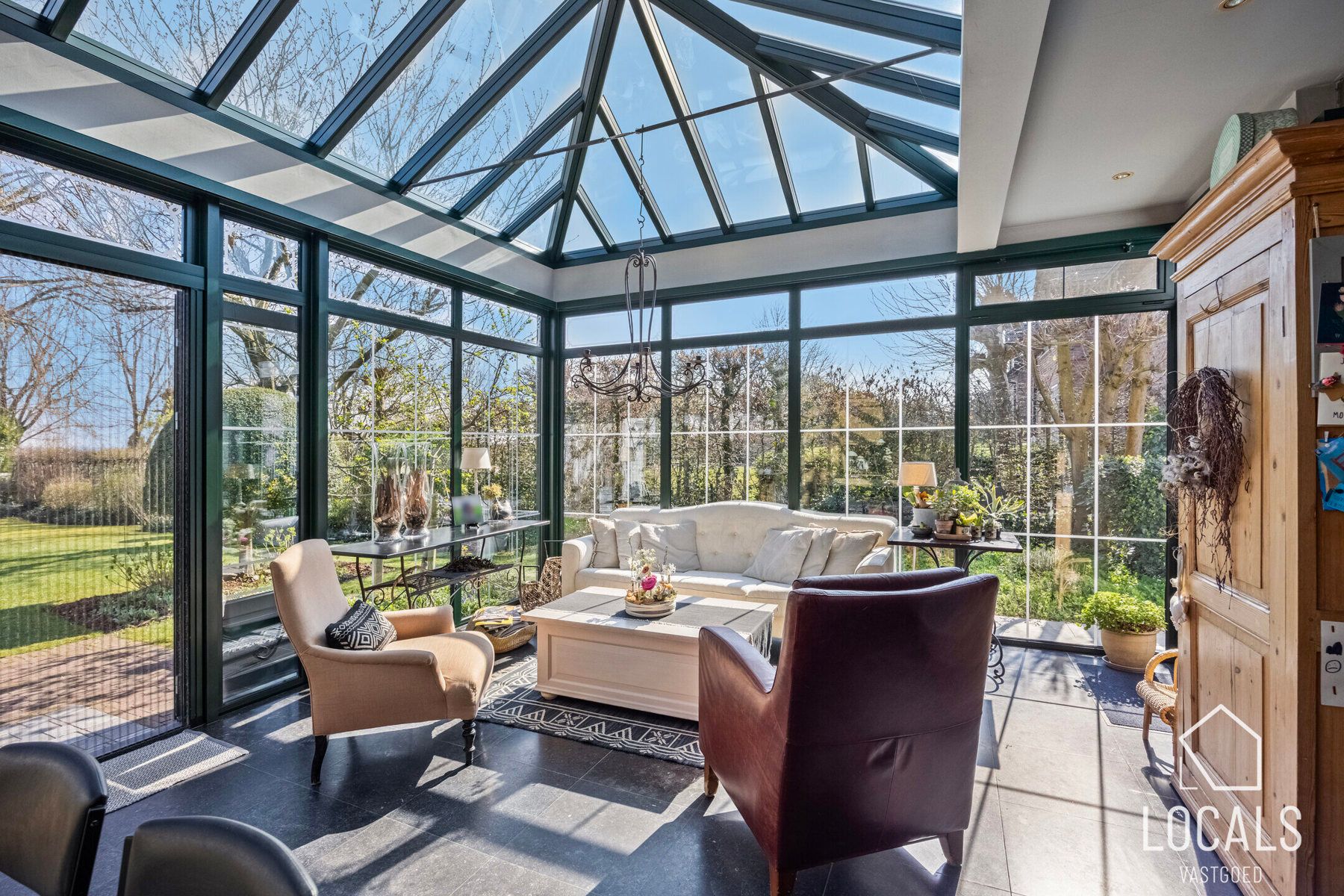 Tijdloze villa in doodlopende straat aan het bos foto 5