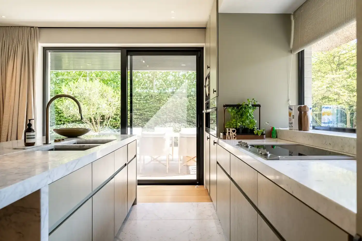 Recent gebouwde villa voorzien van een luxe afwerking, grenzend in alle privacy aan het Zwin nabij de Oosthoek  foto 10